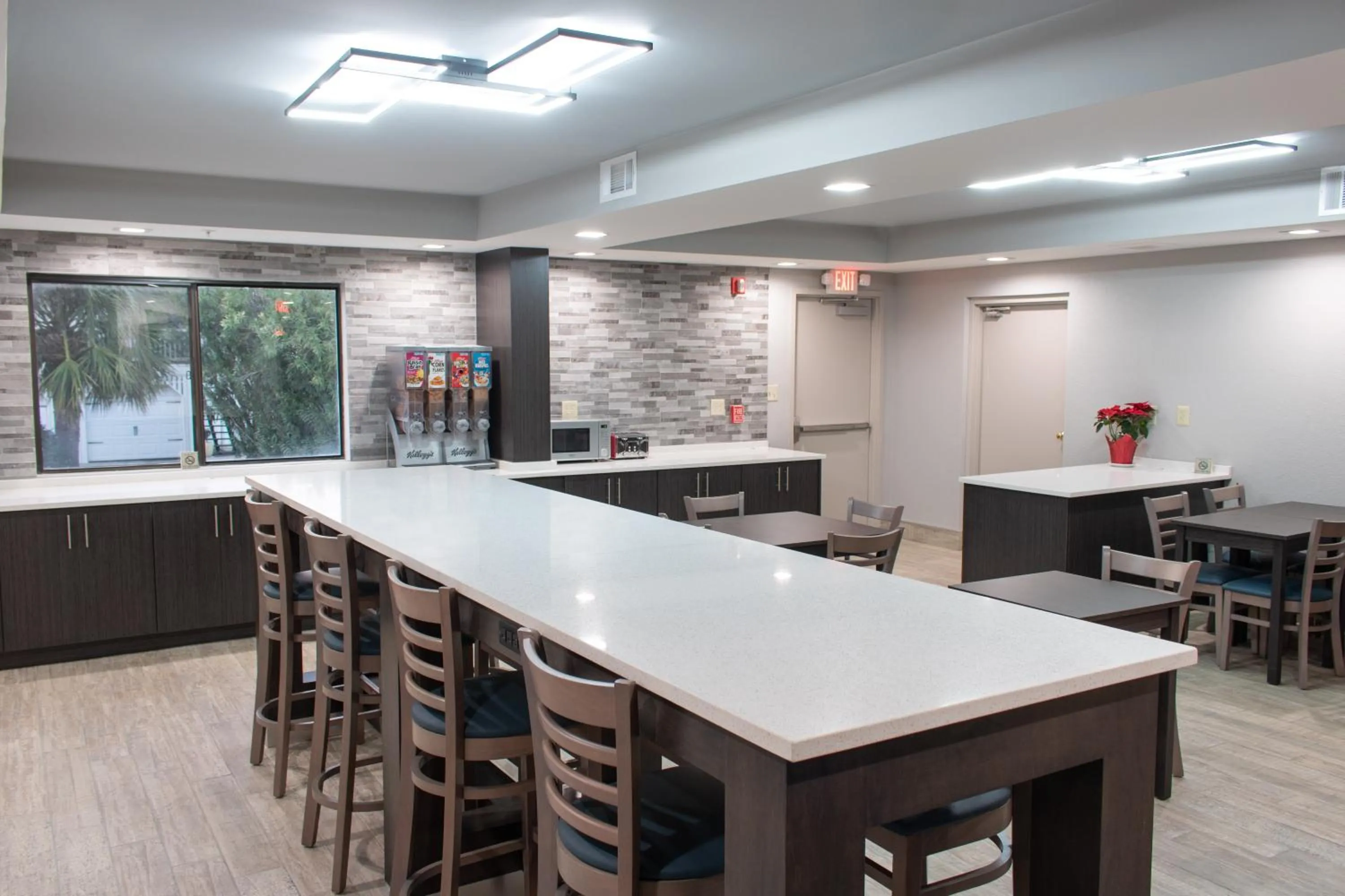 Communal lounge/ TV room in Admiral's Inn on Tybee Island