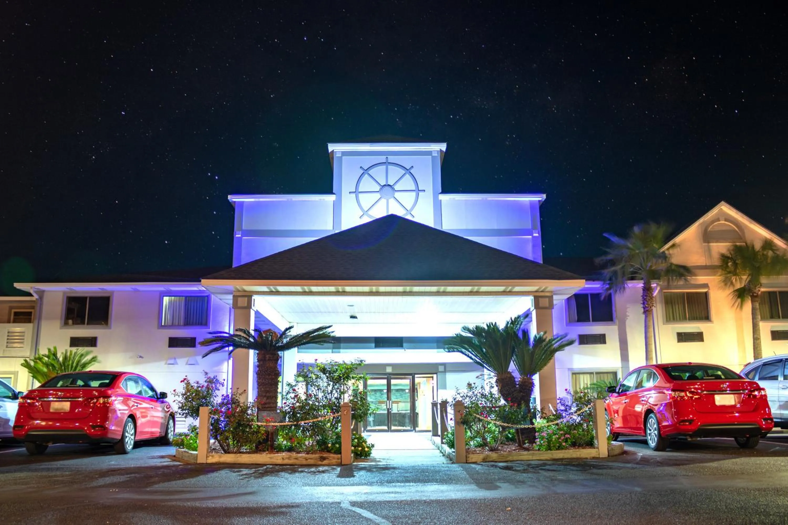 Facade/entrance in Admiral's Inn on Tybee Island