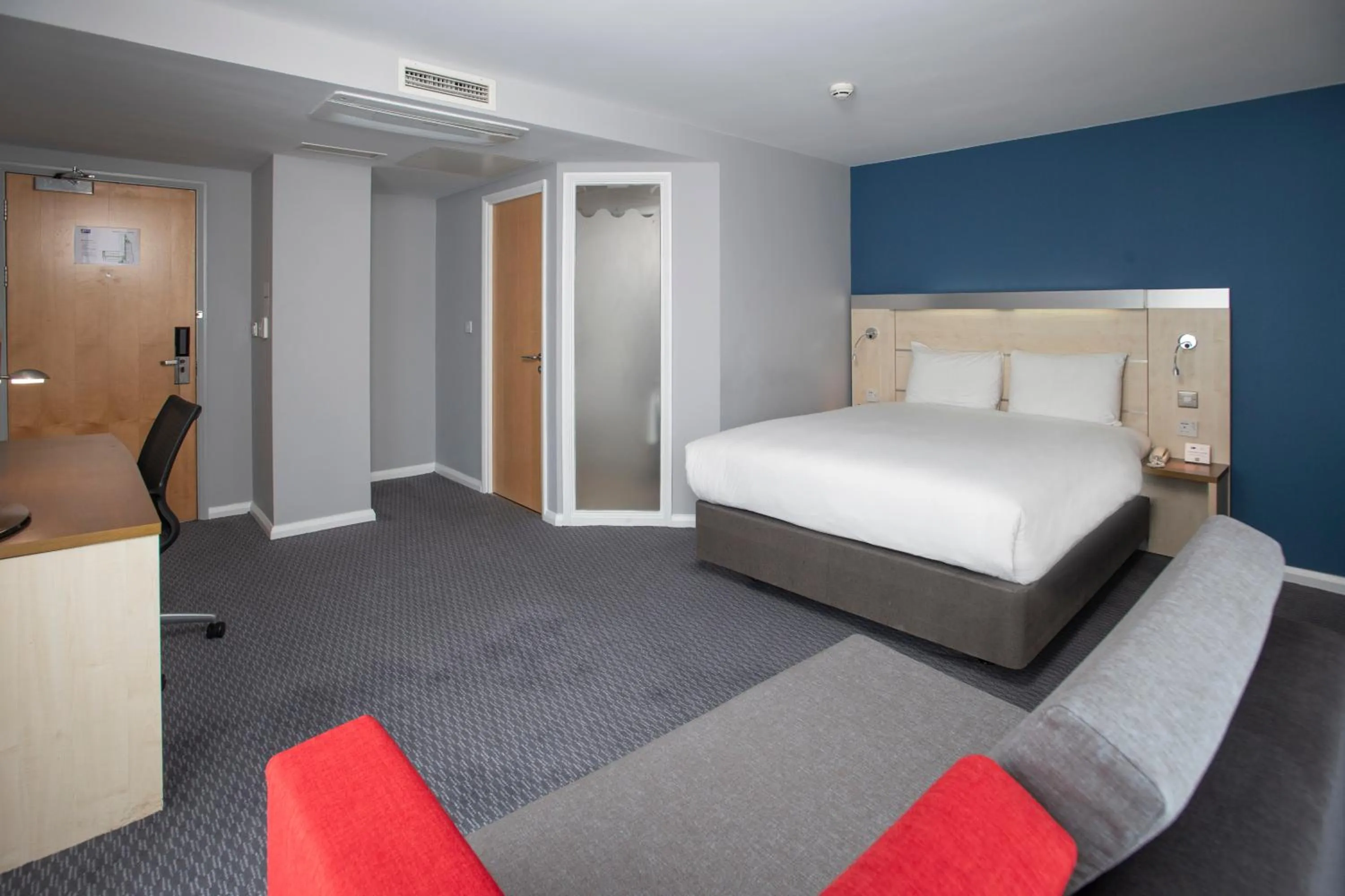 Photo of the whole room, Bed in Holiday Inn Express Swindon City Centre by IHG