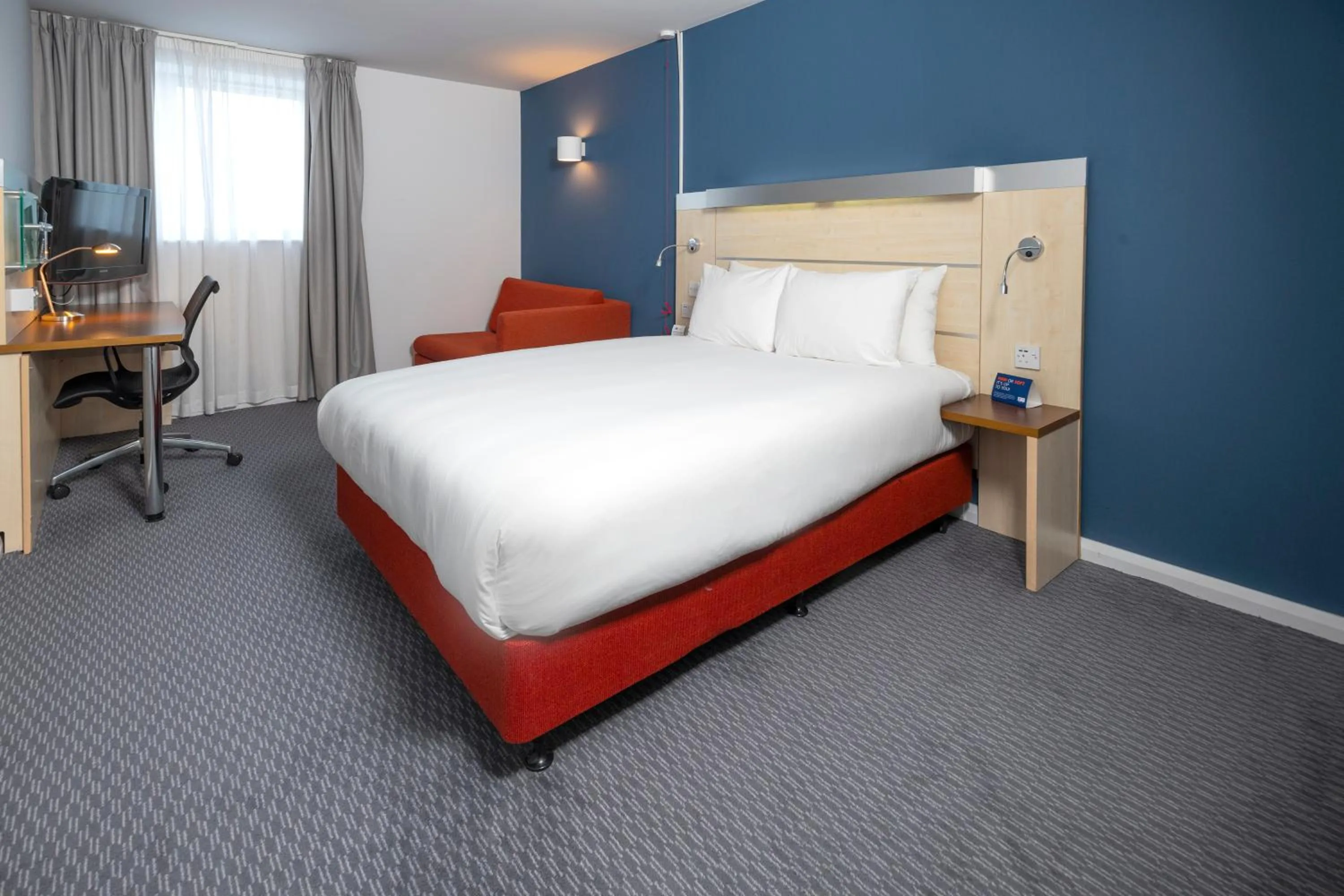 Photo of the whole room, Bed in Holiday Inn Express Swindon City Centre by IHG