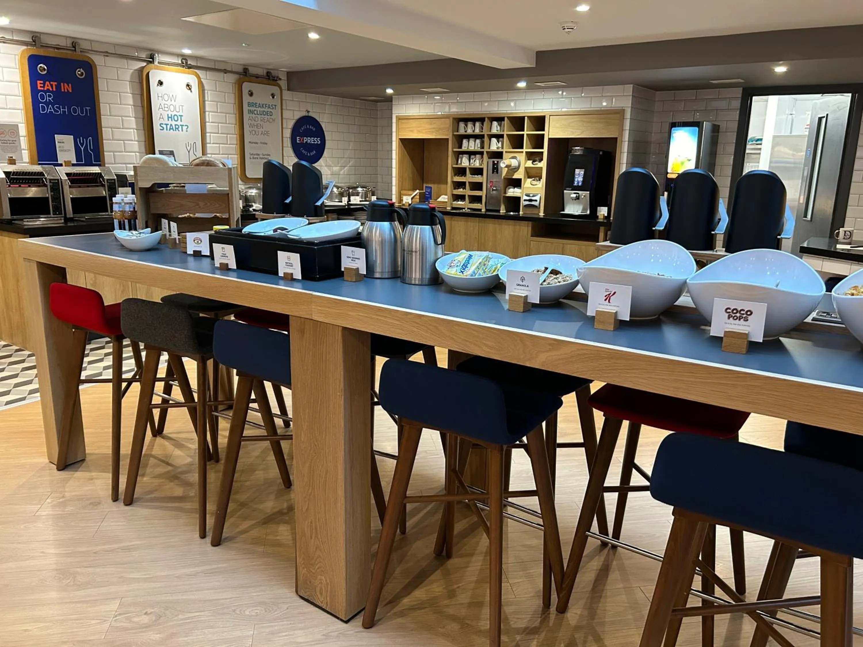 Restaurant/places to eat in Holiday Inn Express Swindon City Centre by IHG