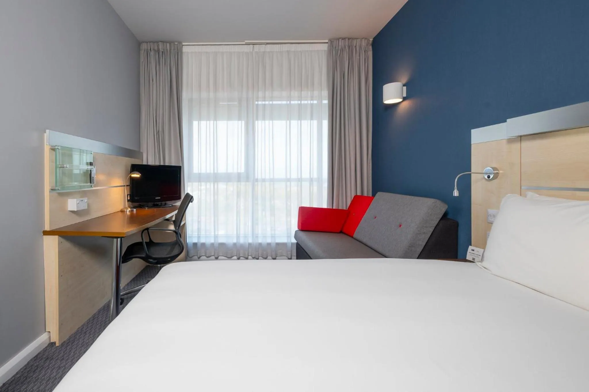 Photo of the whole room, Bed in Holiday Inn Express Swindon City Centre by IHG