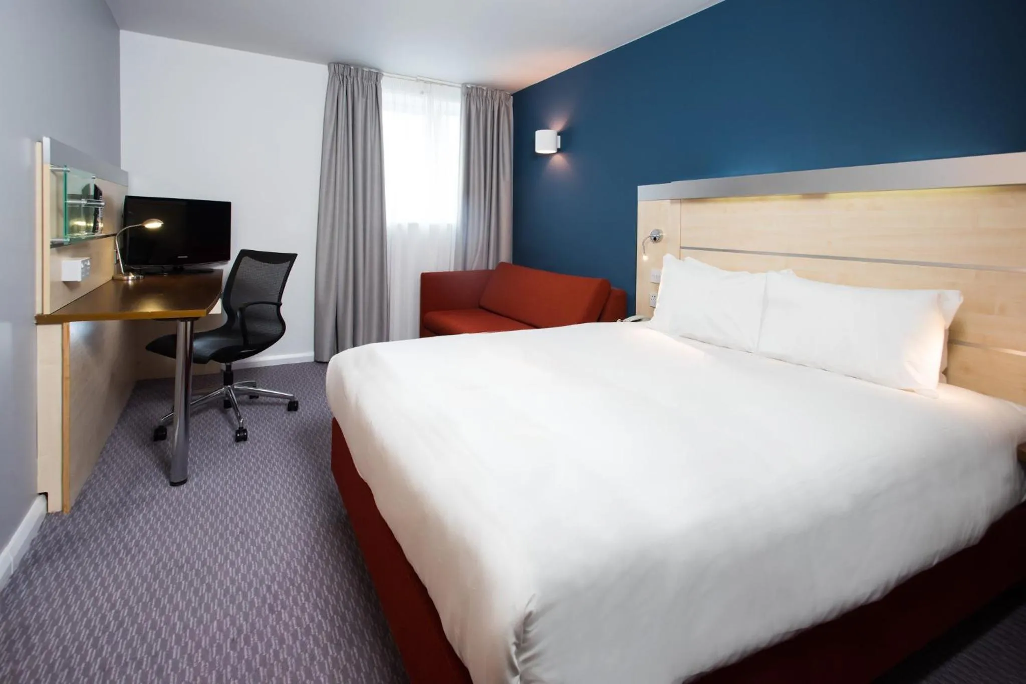 Photo of the whole room, Bed in Holiday Inn Express Swindon City Centre by IHG