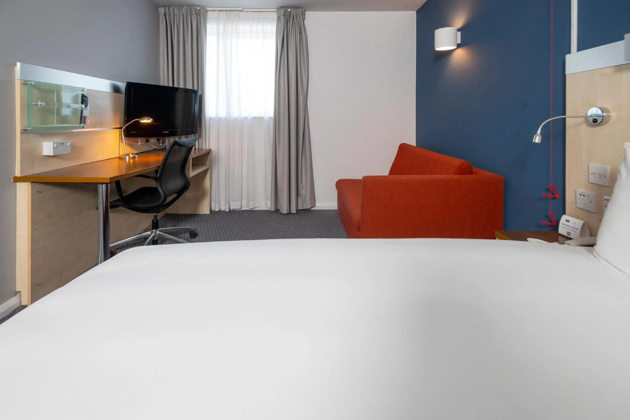 Photo of the whole room, Bed in Holiday Inn Express Swindon City Centre by IHG