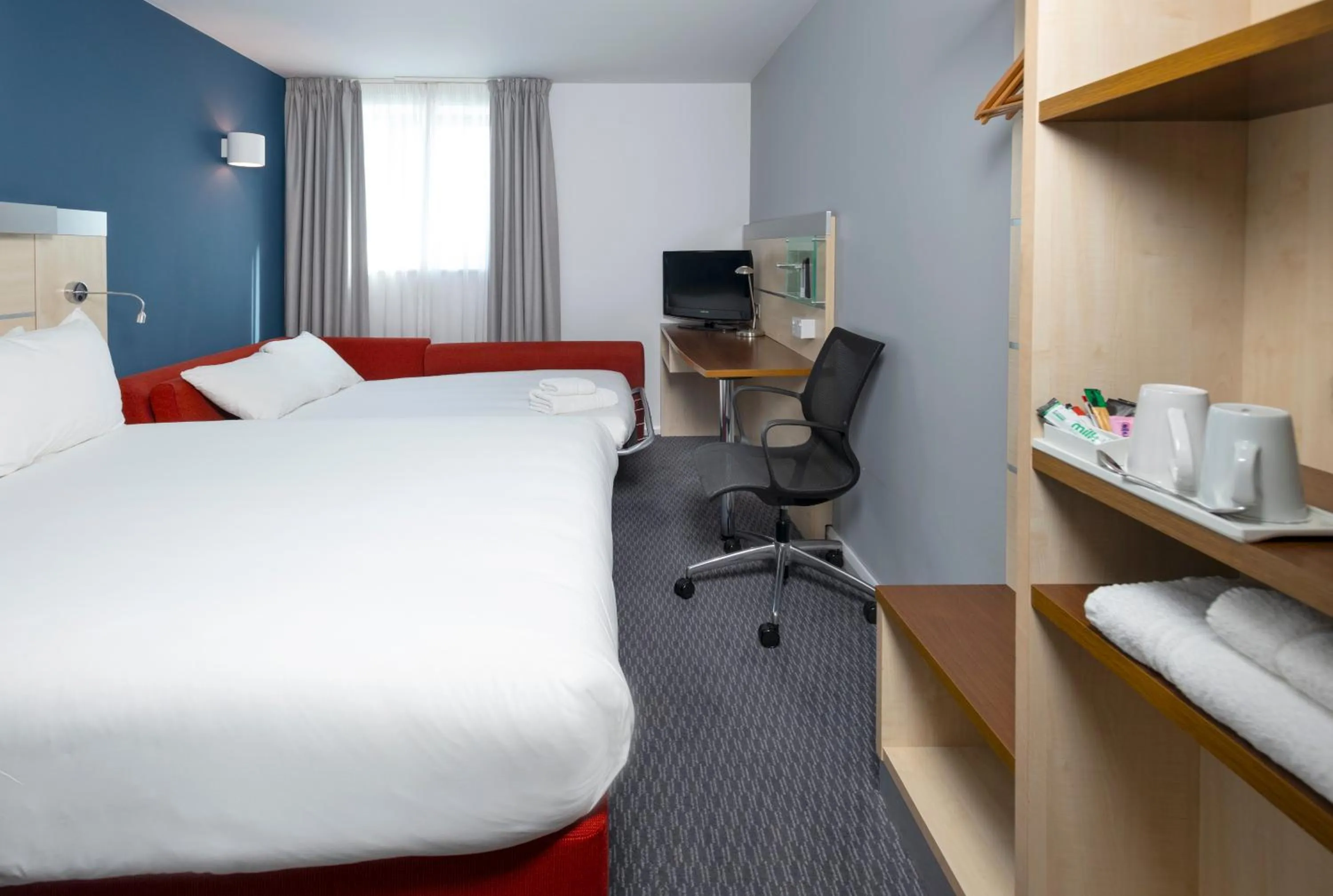 Bedroom, Bed in Holiday Inn Express Swindon City Centre by IHG