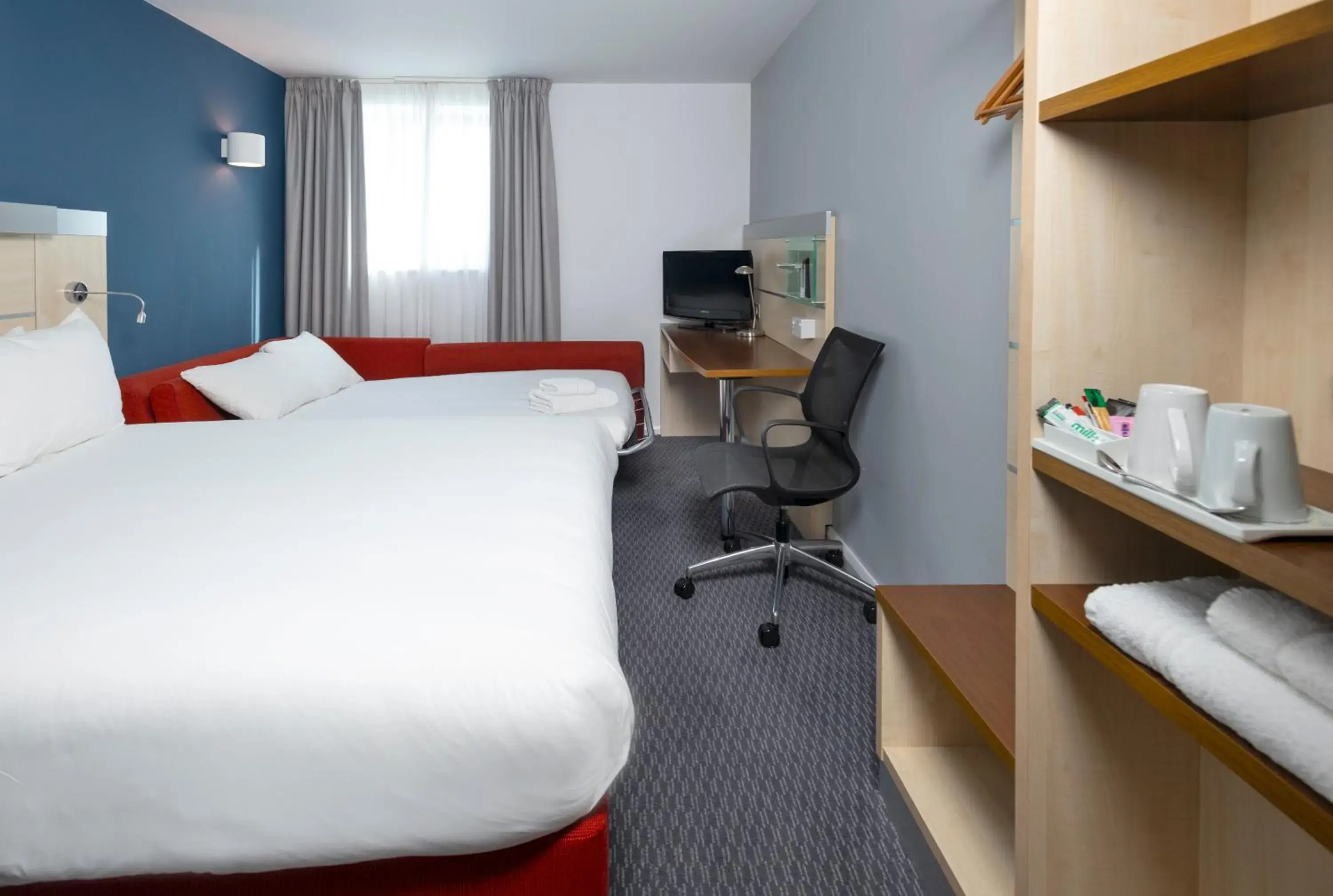 Standard King Room with Sofa Bed and Free Hot Breakfast in Holiday Inn Express Swindon City Centre by IHG Standard King Room with Sofa Bed and Free Hot Breakfast in Holiday Inn Express Swindon City Centre by IHG