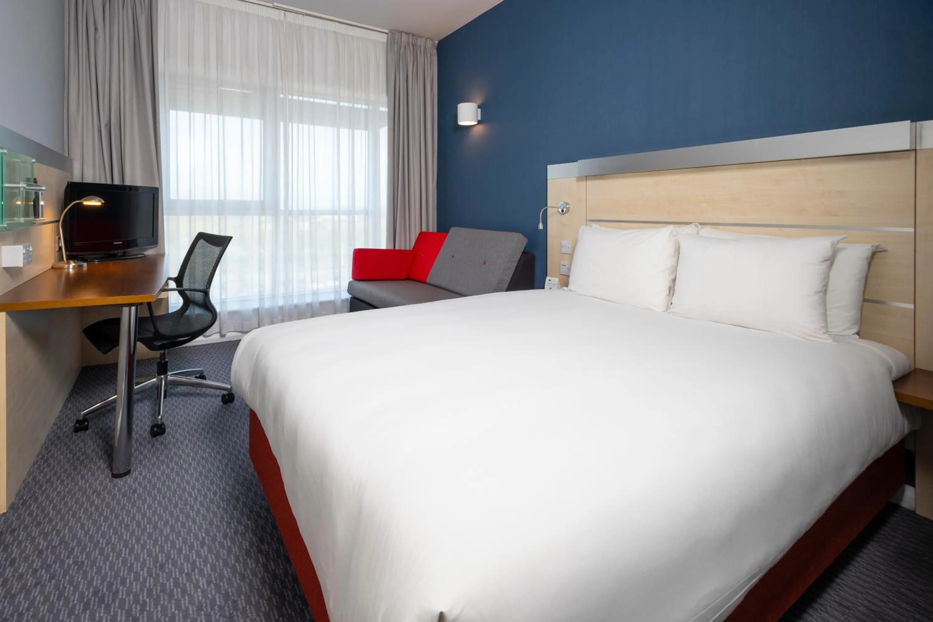 Bedroom, Bed in Holiday Inn Express Swindon City Centre by IHG