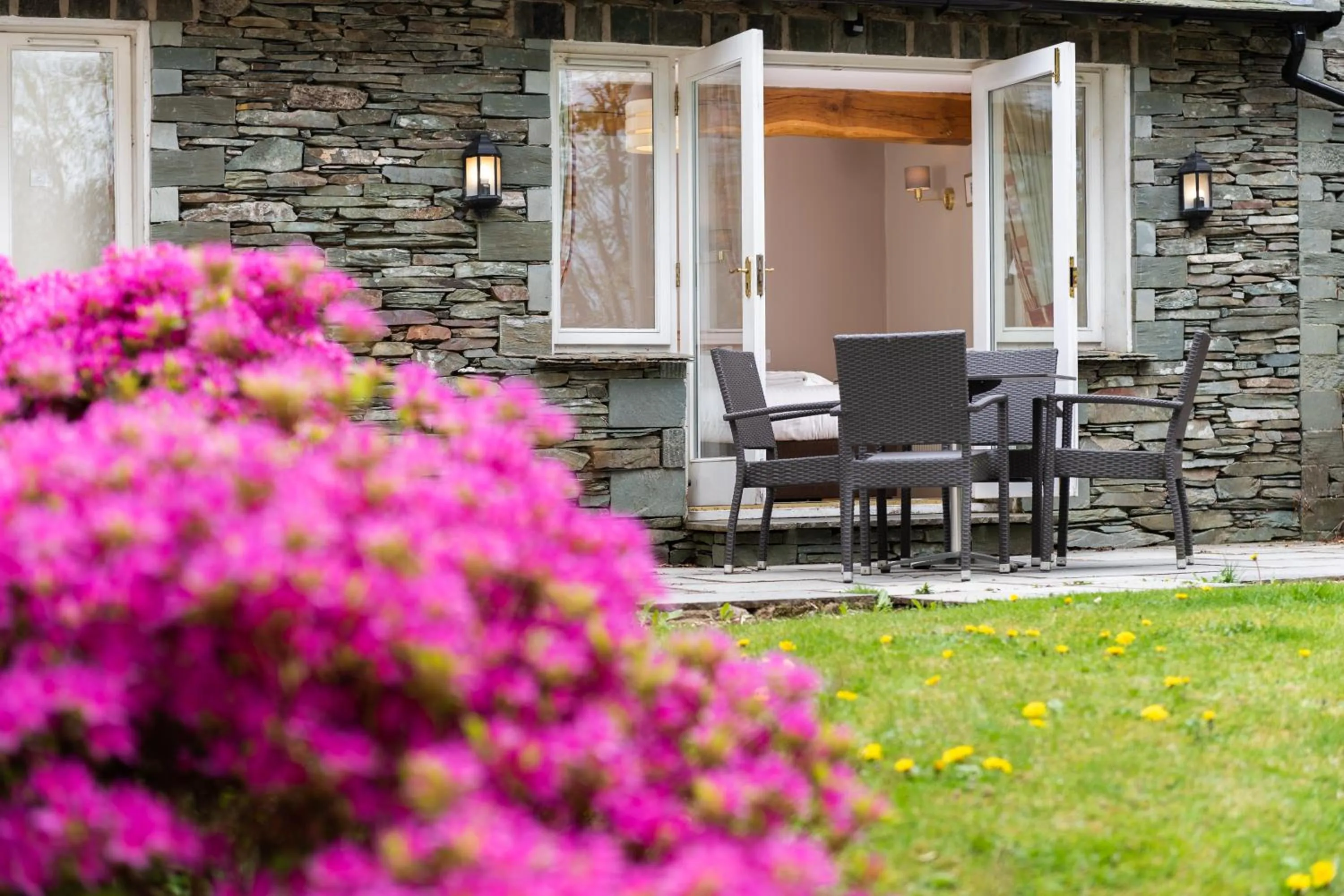 Patio in Windermere Manor Hotel