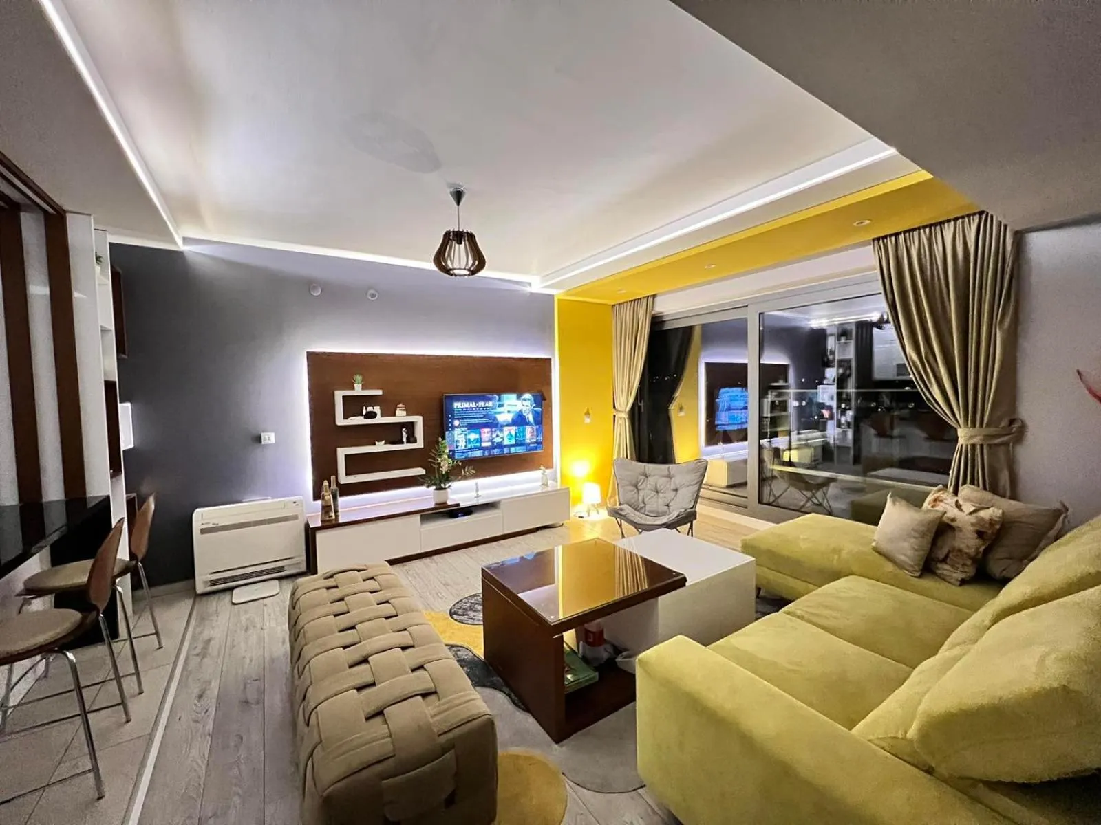Communal lounge/ TV room in Capitоl Suites & Apartments