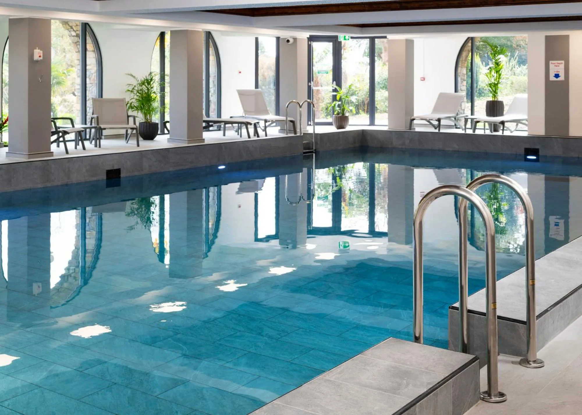 Swimming pool in Cliffden Hotel