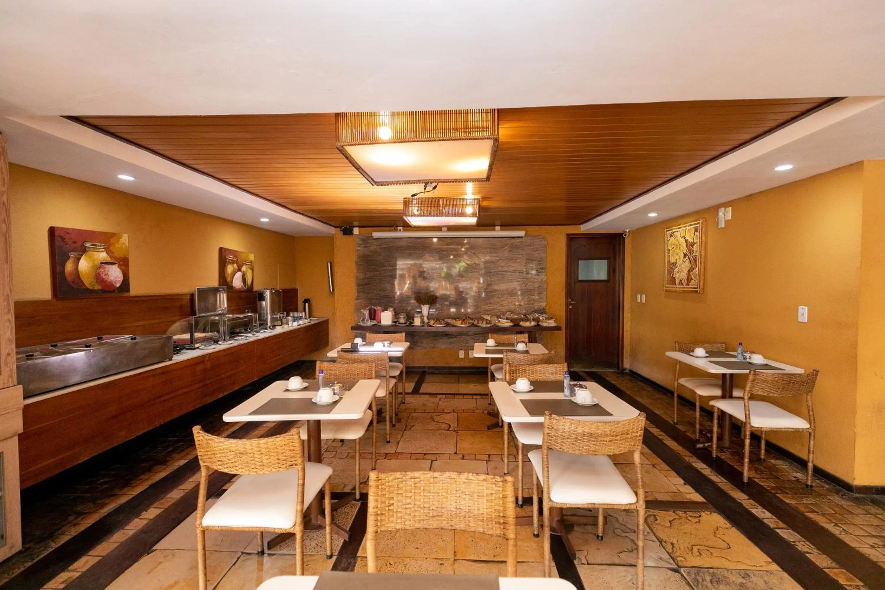 Restaurant/places to eat in Safari Natal Beach Hotel