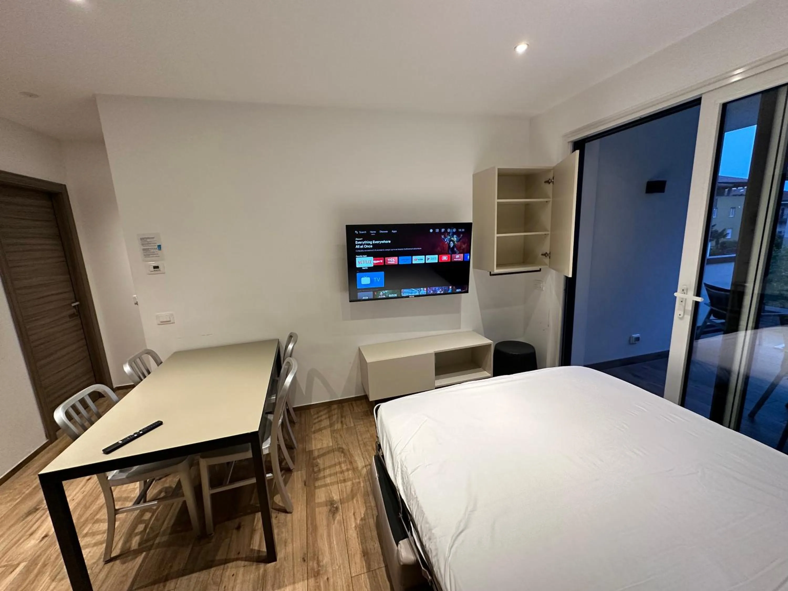 Communal lounge/ TV room, Bed in Riva Lake Lodge