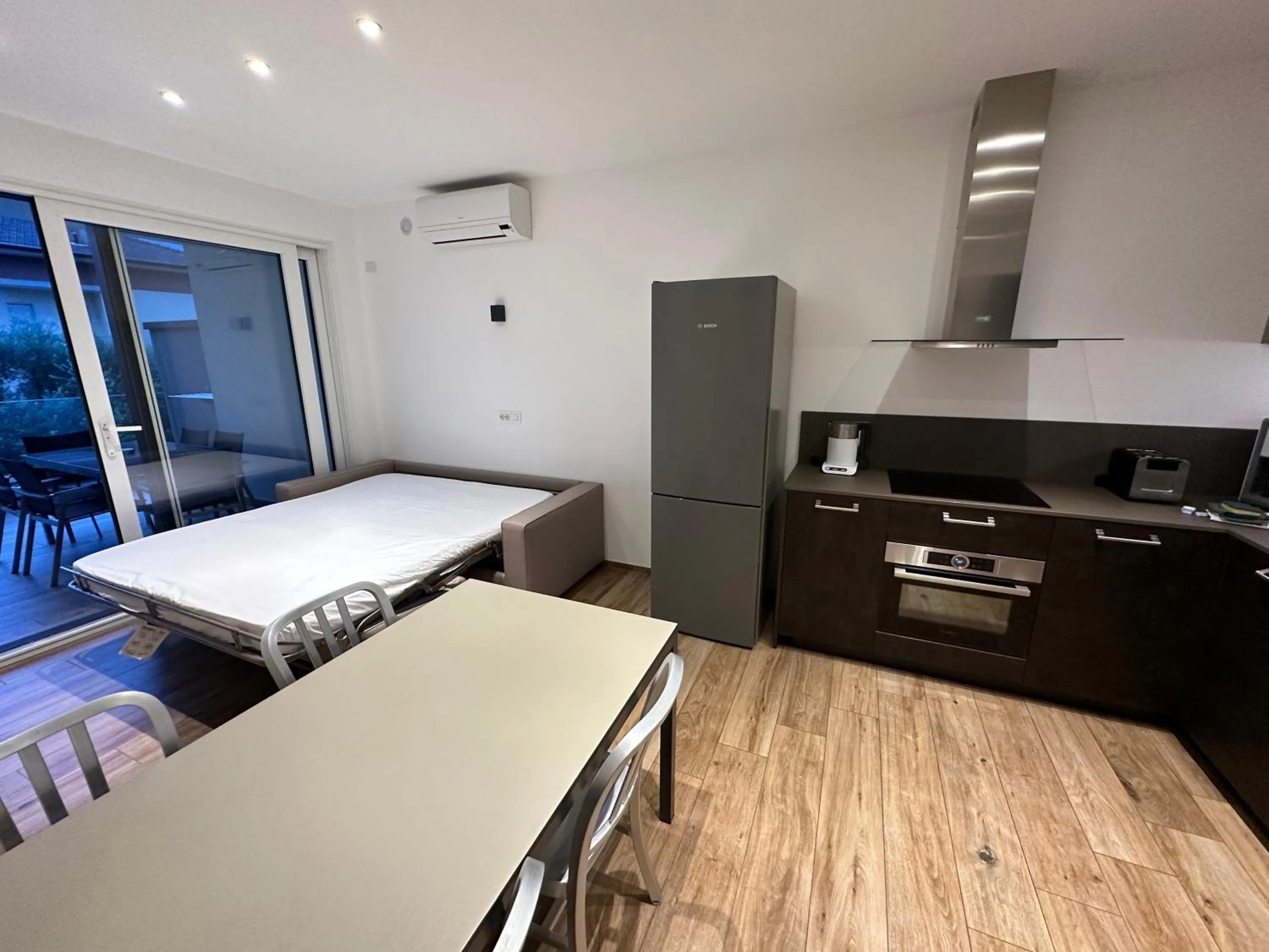 Dining area, Bed in Riva Lake Lodge
