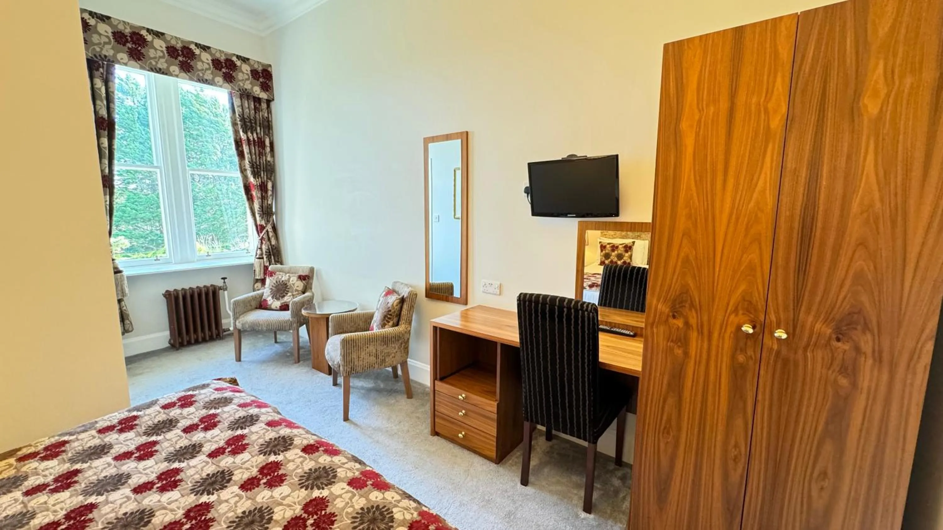 Property building, Bed in Invernairne