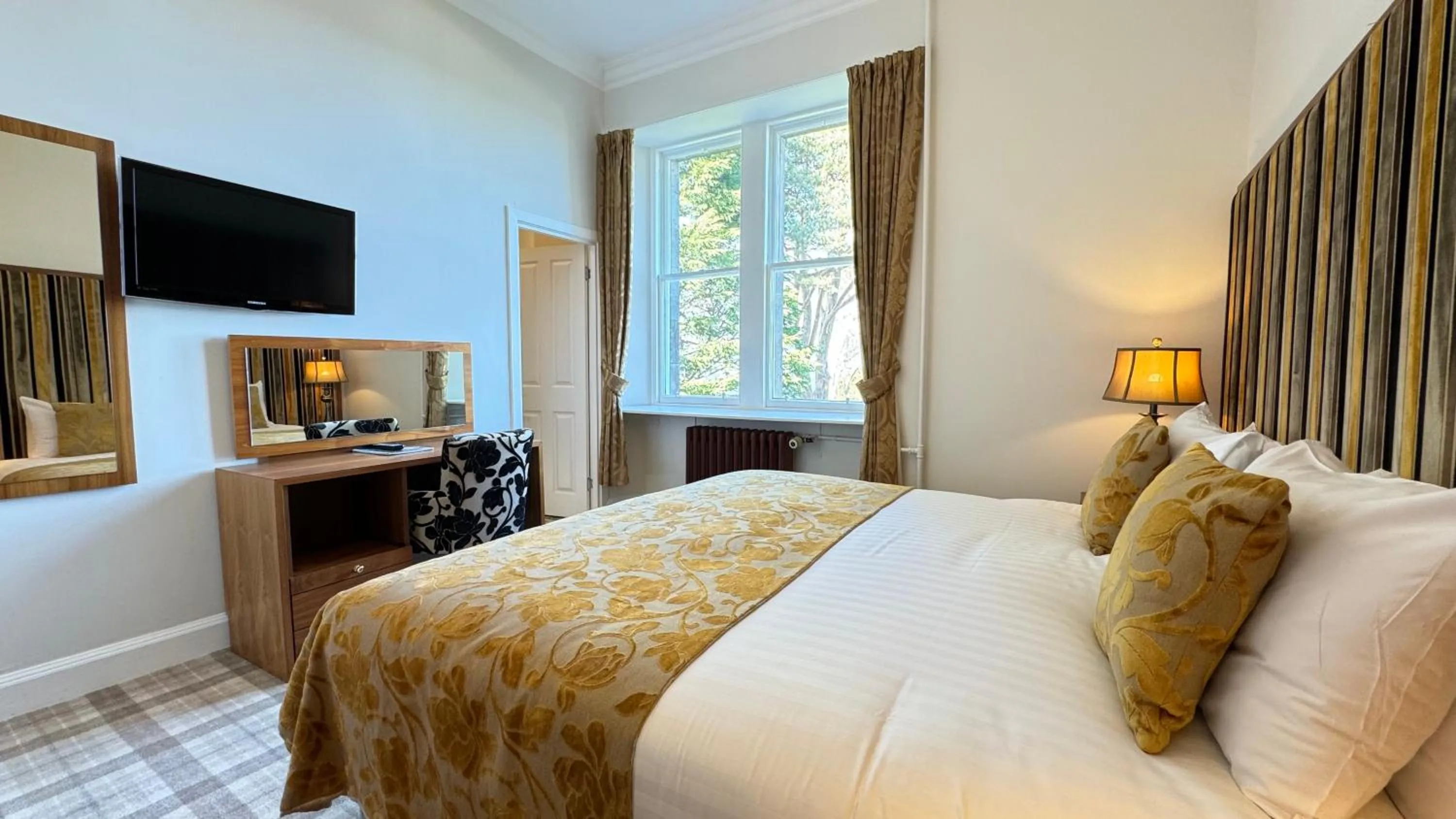 Property building, Bed in Invernairne