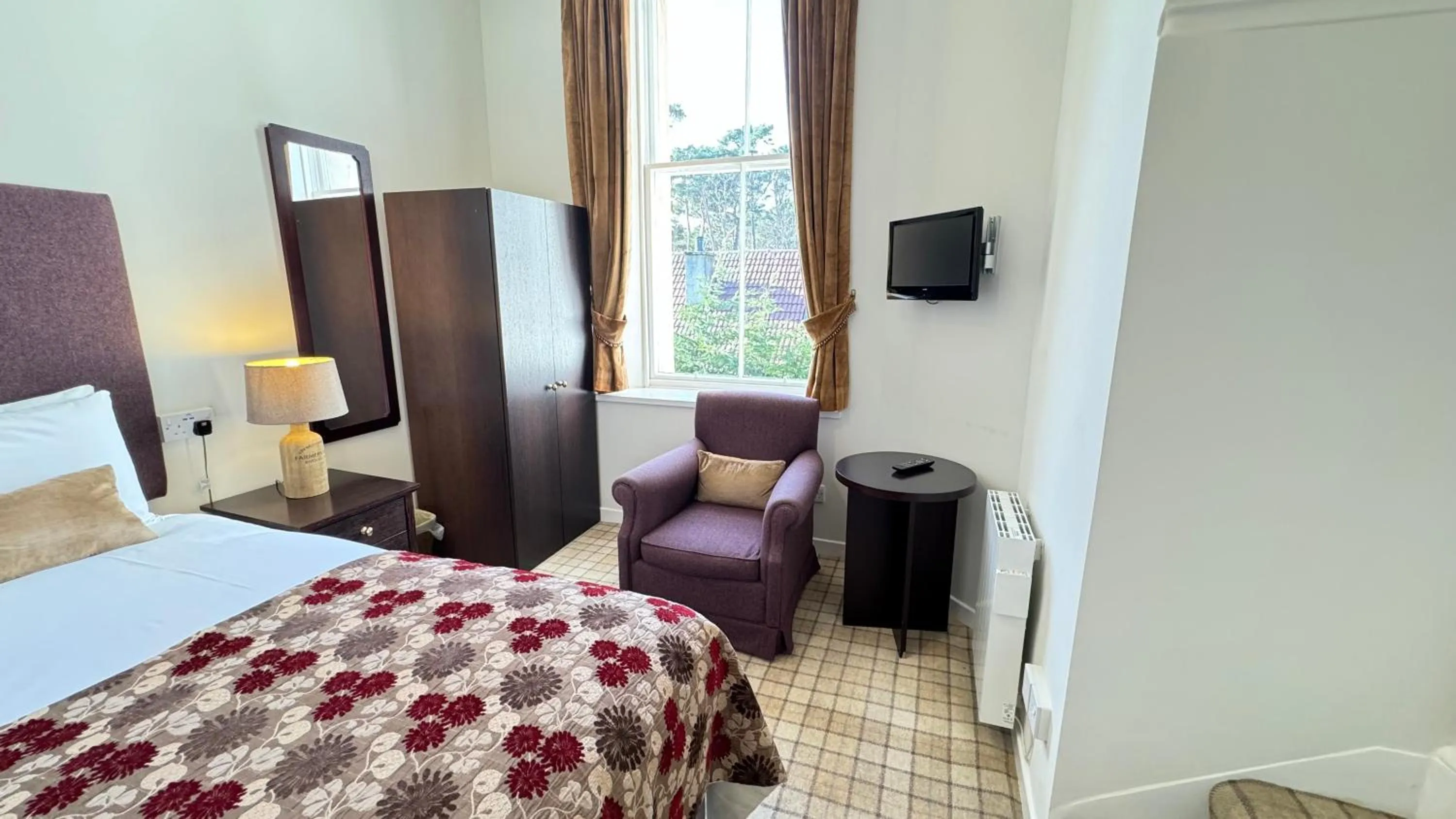 Property building, Bed in Invernairne