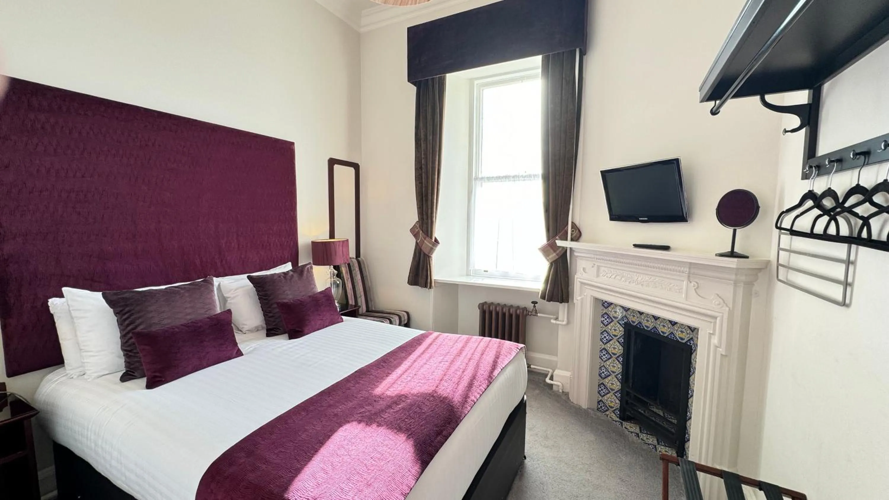 Property building, Bed in Invernairne