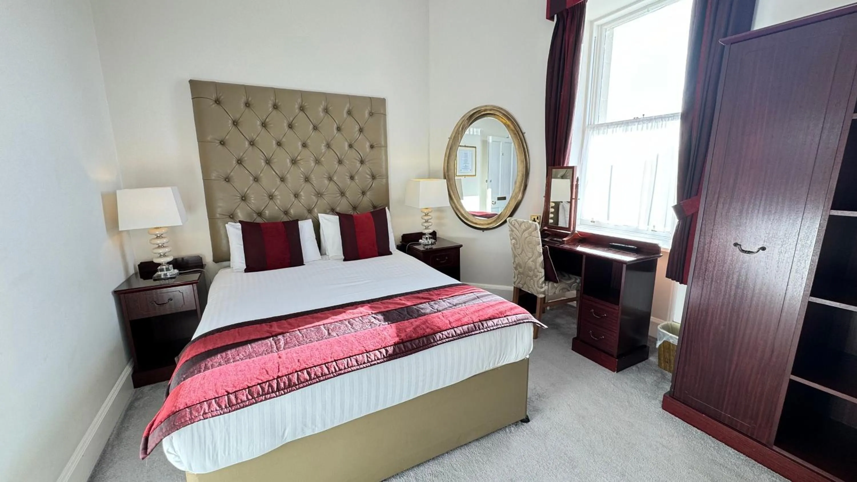 Property building, Bed in Invernairne