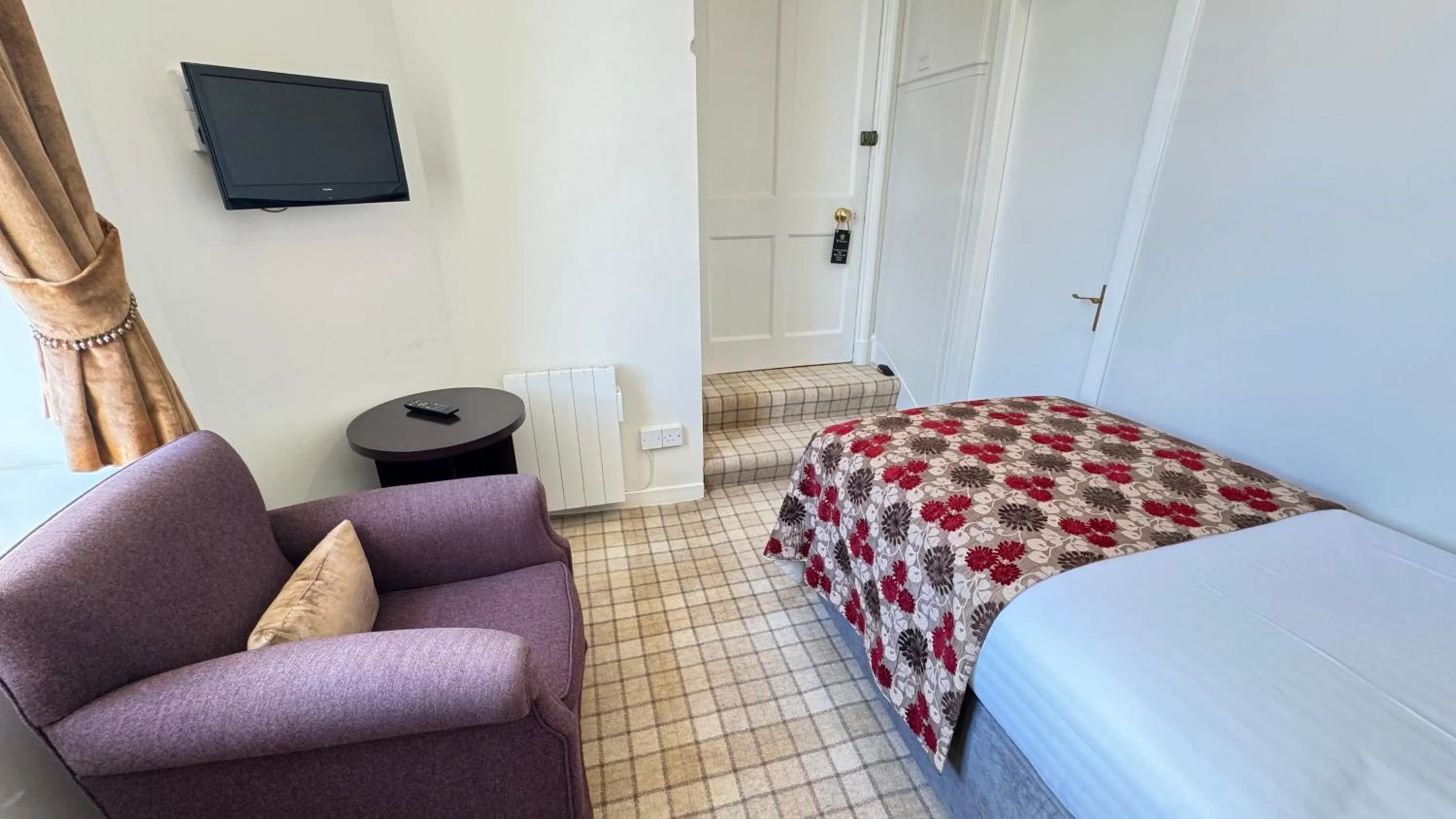 Property building, Bed in Invernairne