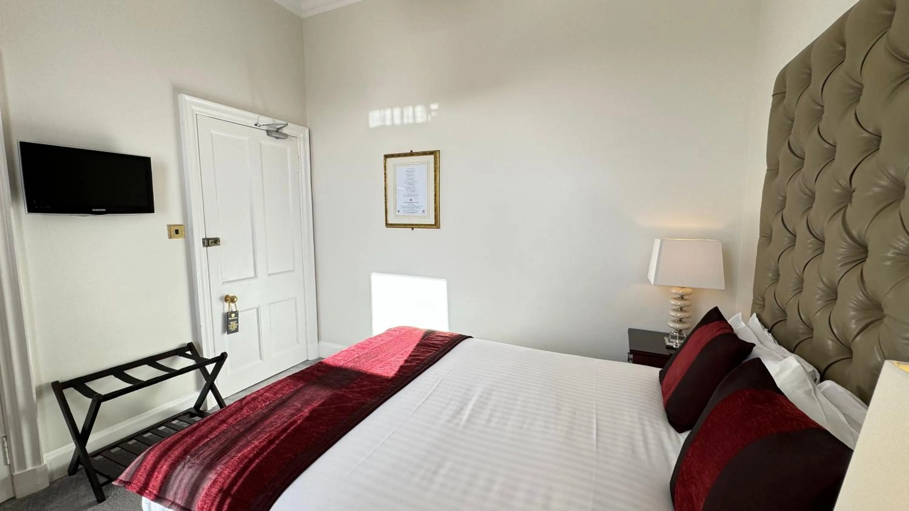 Property building, Bed in Invernairne