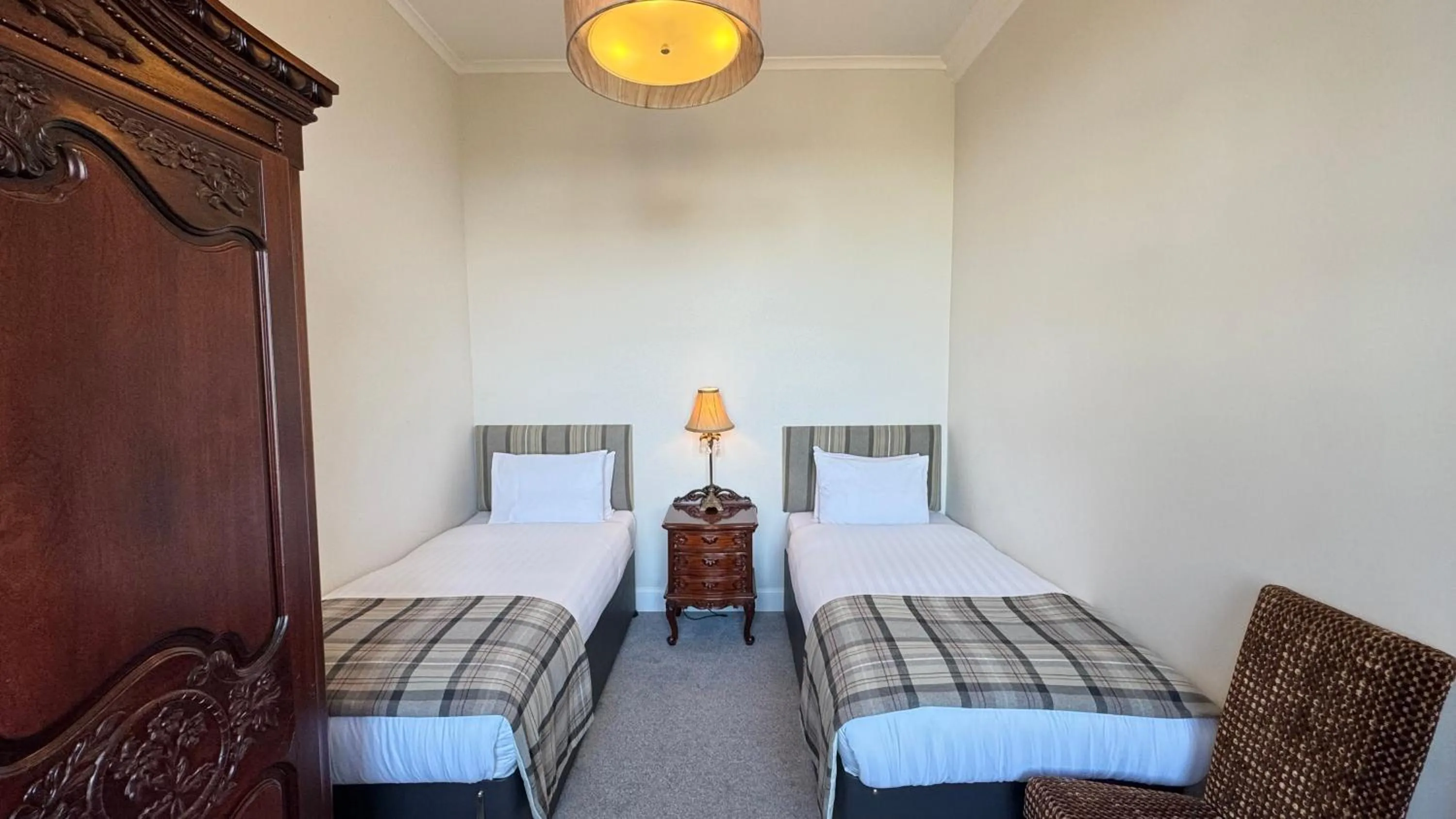 Property building, Bed in Invernairne