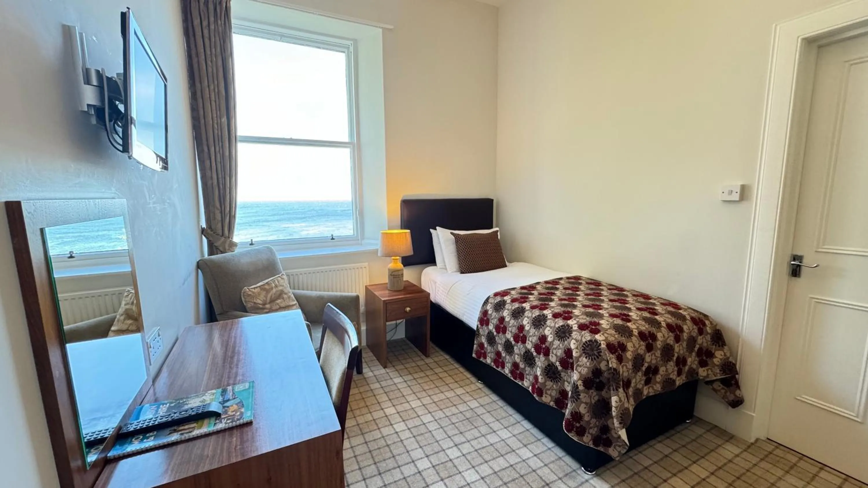 Property building, Bed in Invernairne