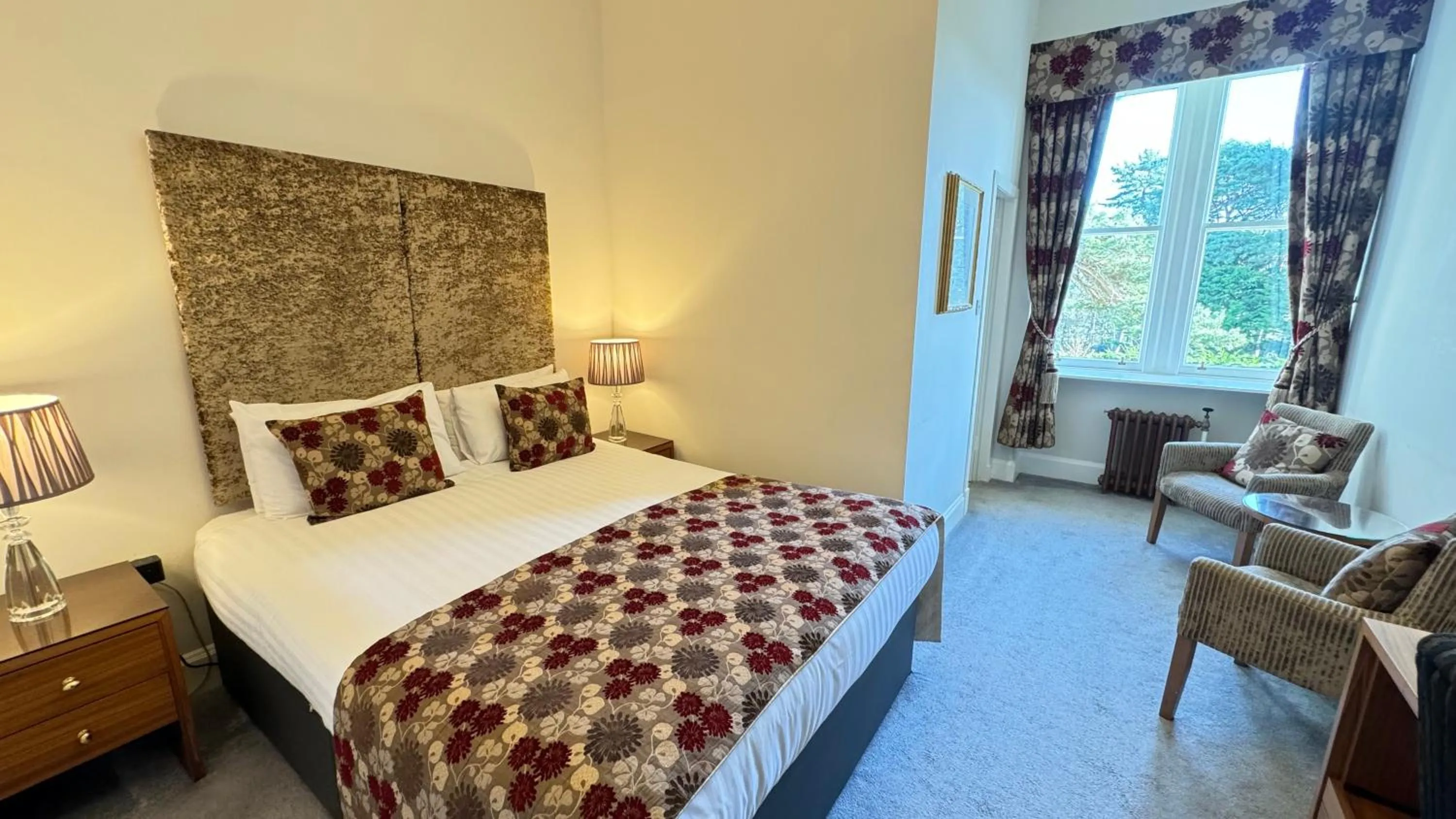 Property building, Bed in Invernairne