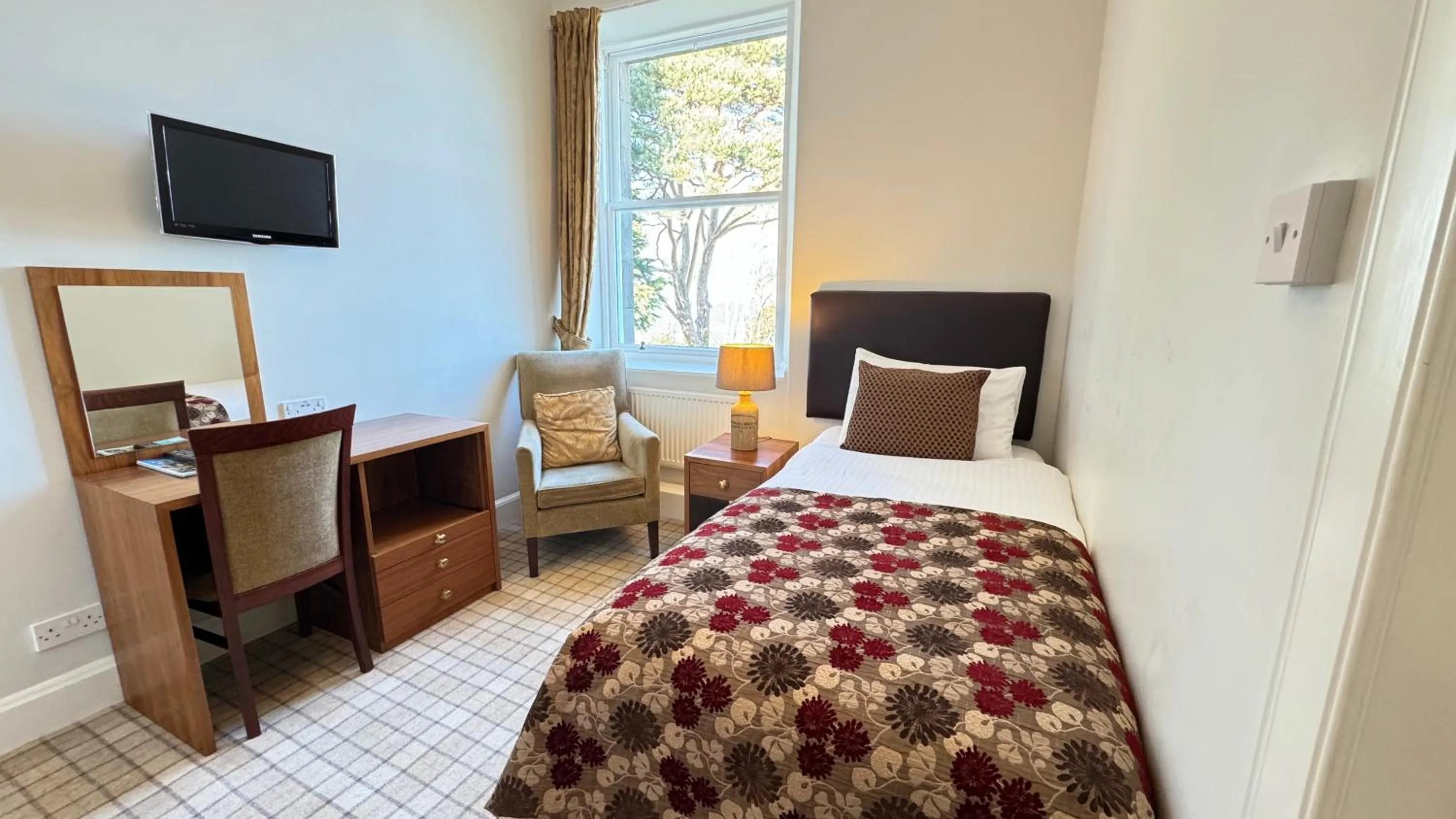 Property building, Bed in Invernairne