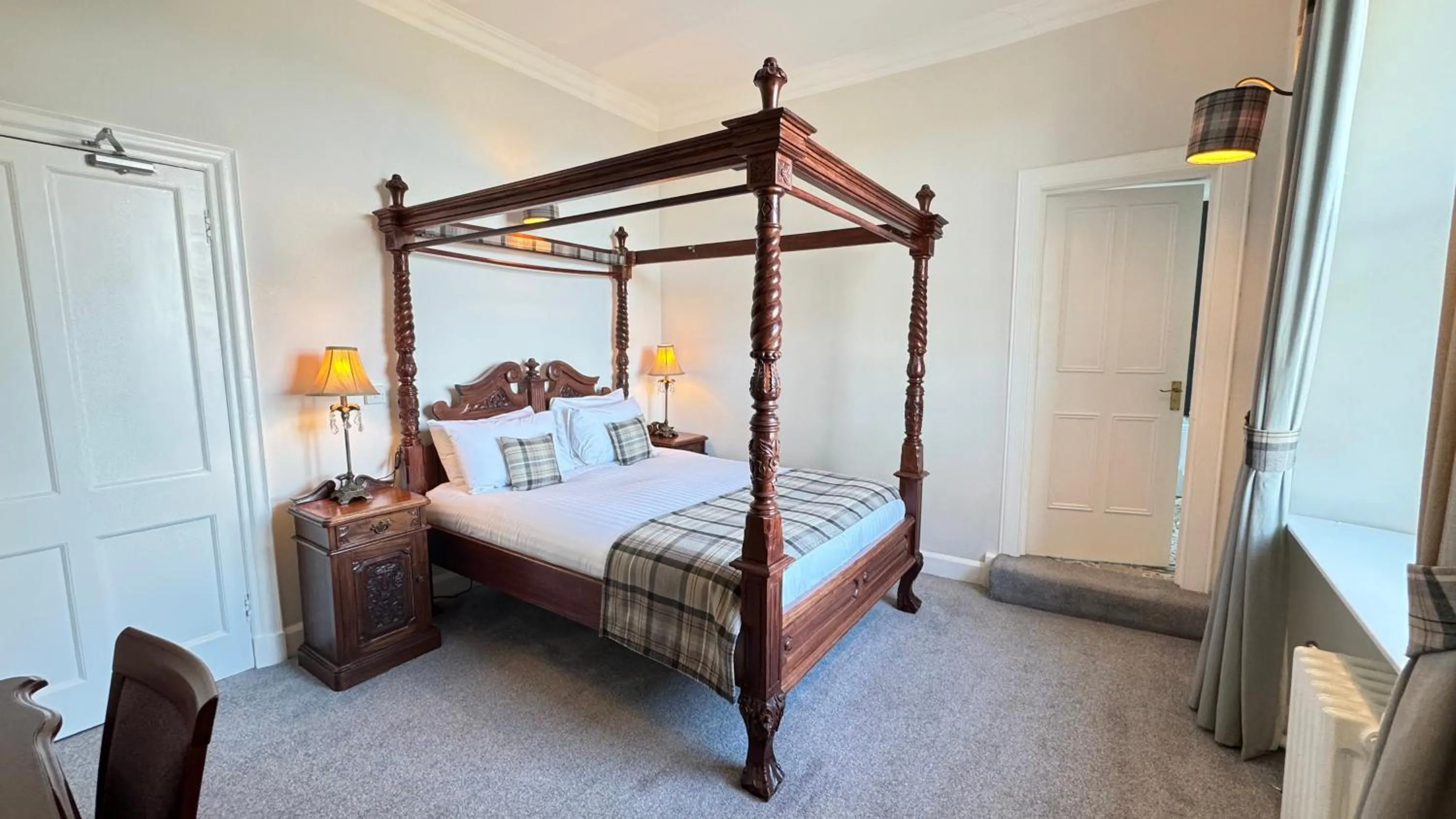 Property building, Bed in Invernairne