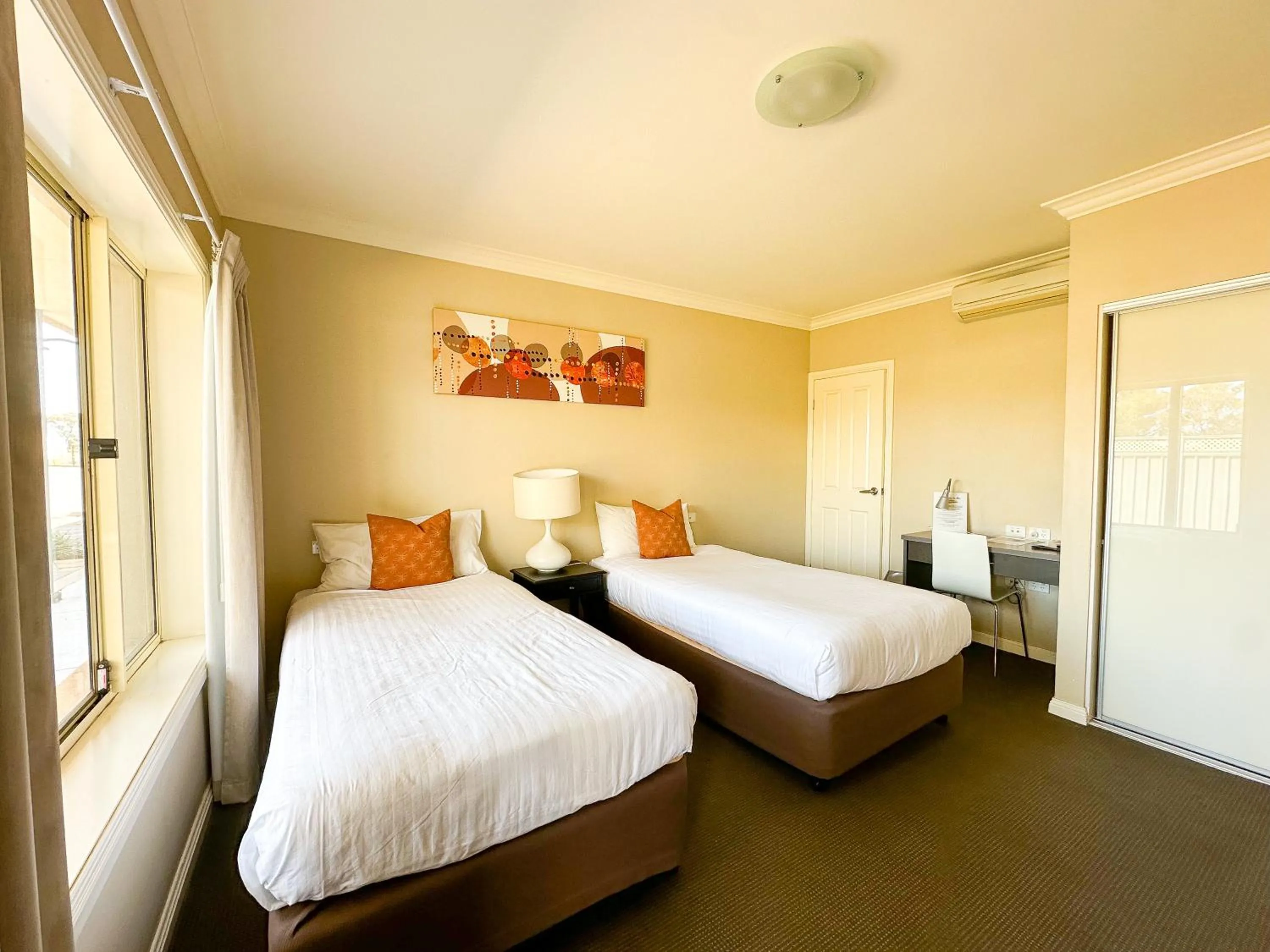 Bed in Sundowner Motel Hotel