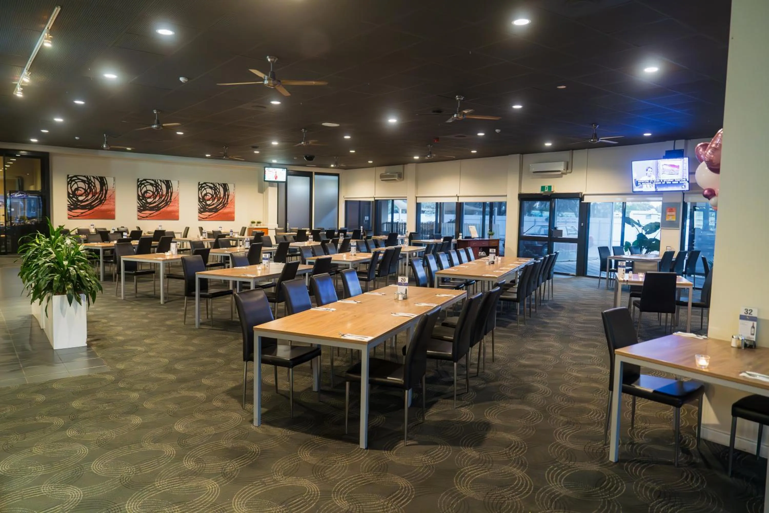 Restaurant/places to eat in Sundowner Motel Hotel