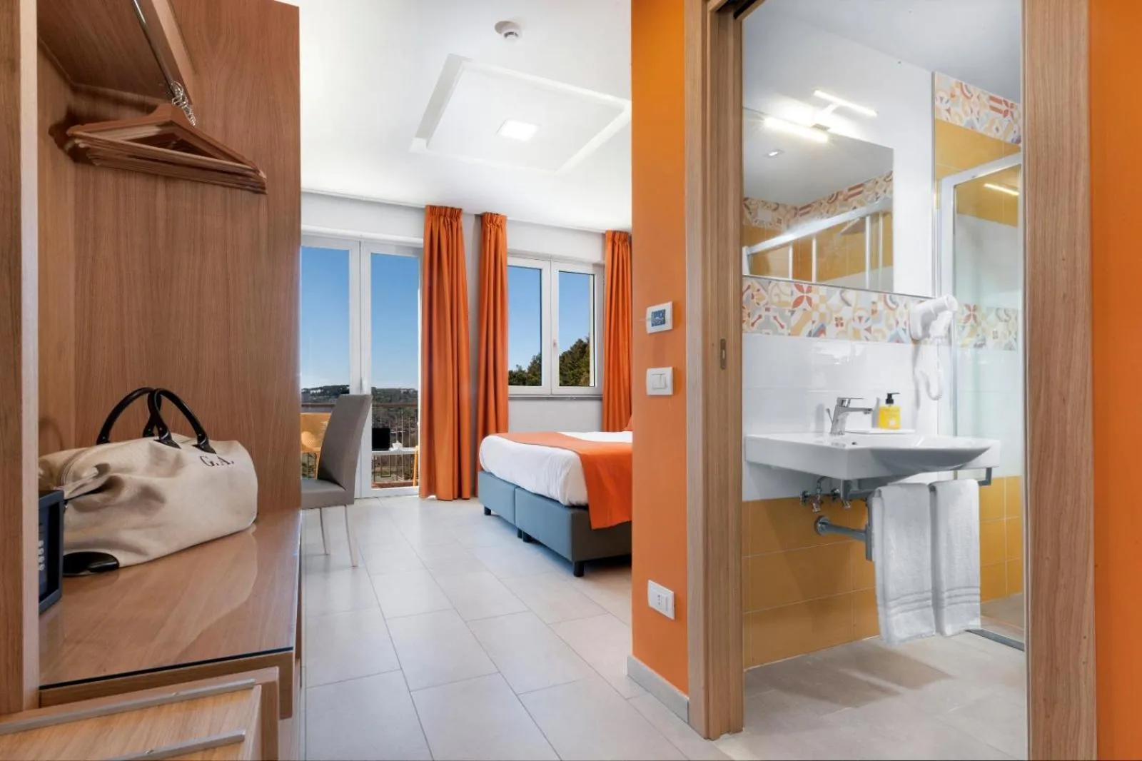 Shower, Bed in Hotel O Sole Mio