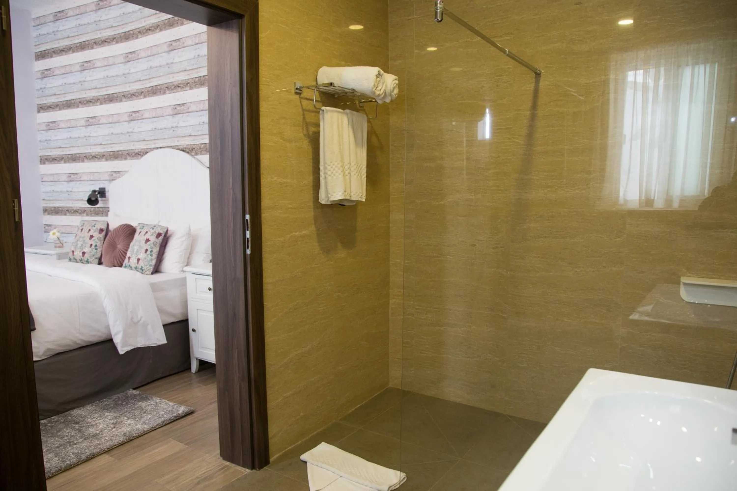 Bathroom, Bed in BB De Rohan