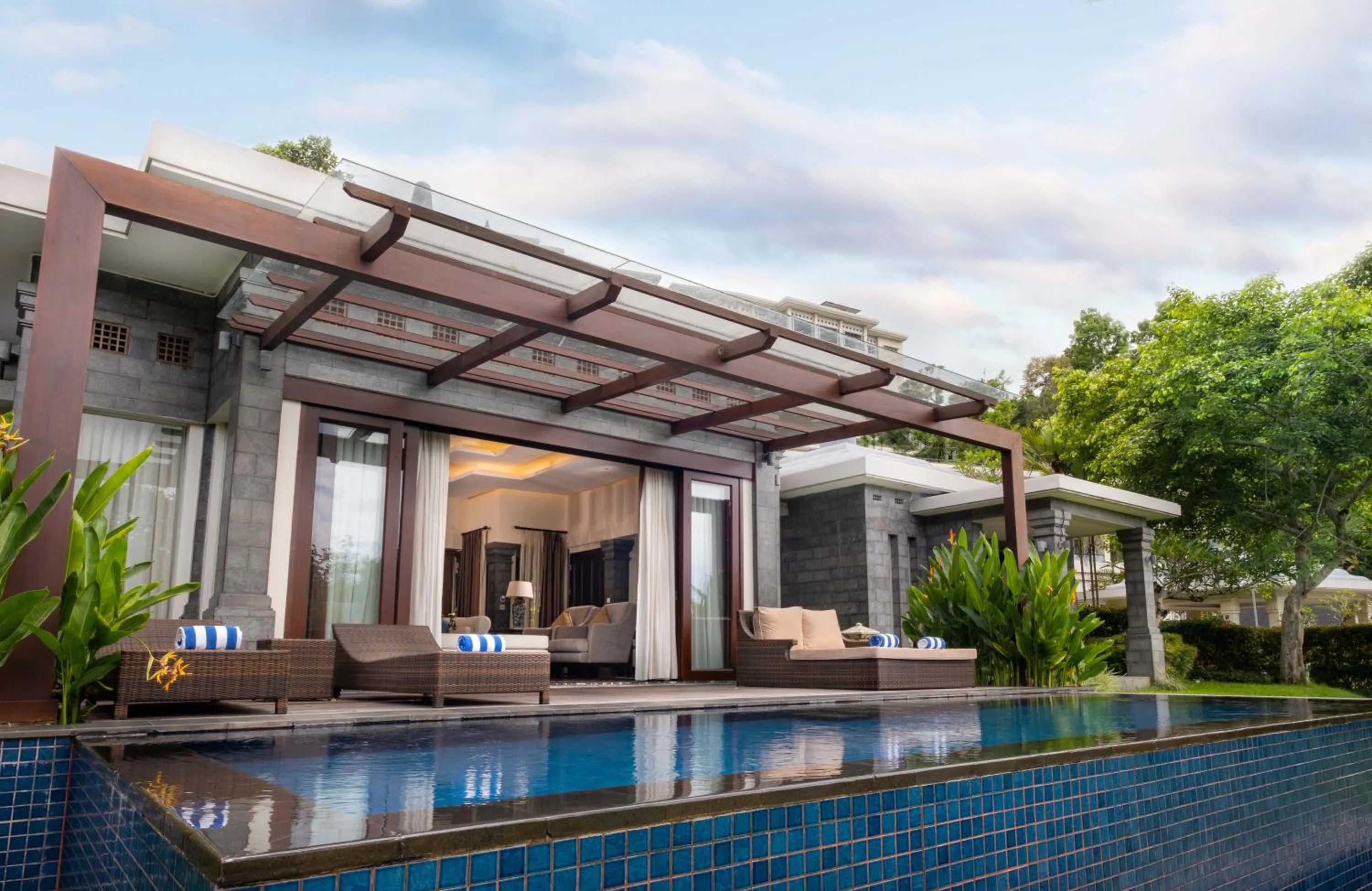 Swimming pool in Homm Saranam Baturiti