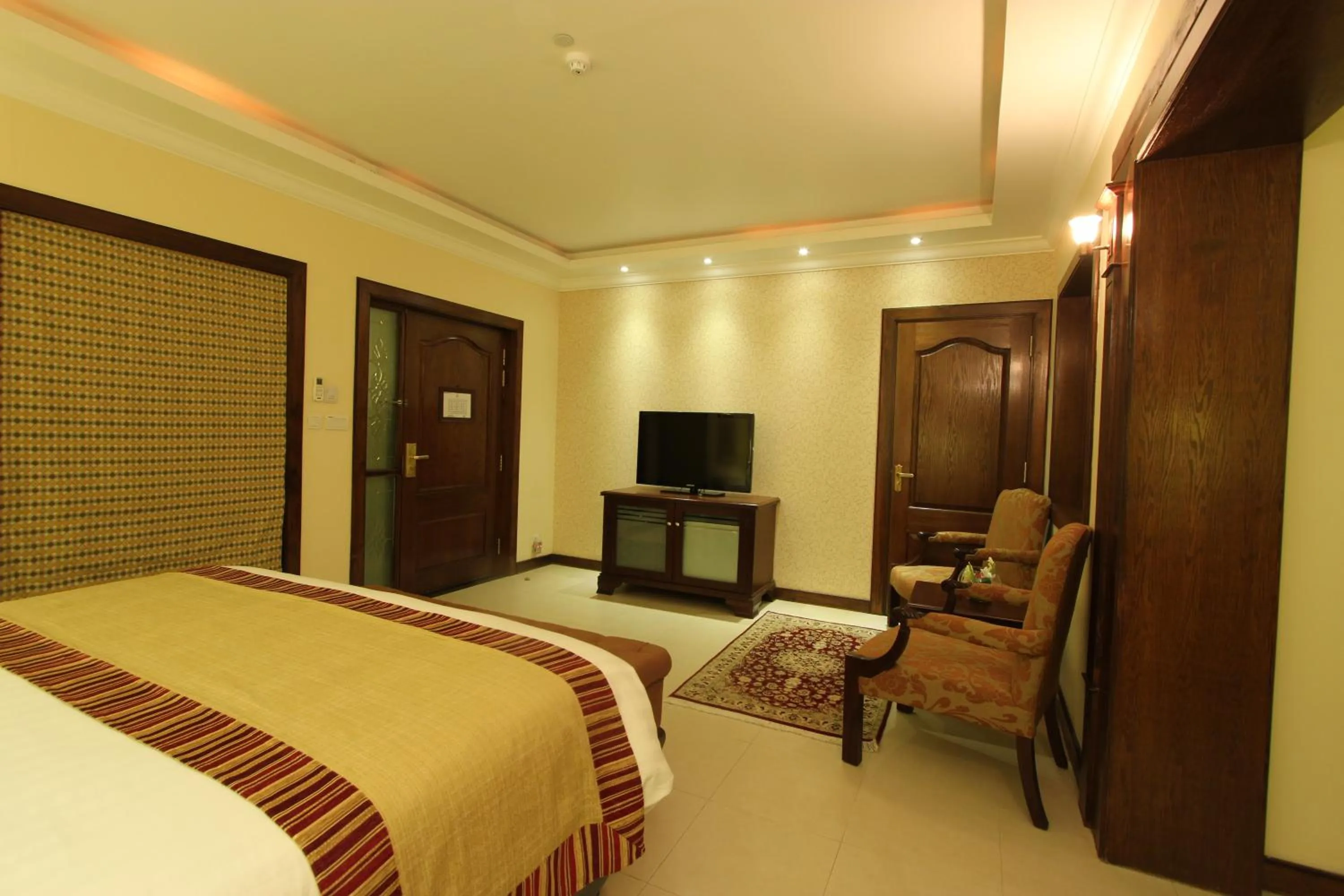 Property building, Bed in Faletti's Hotel Lahore