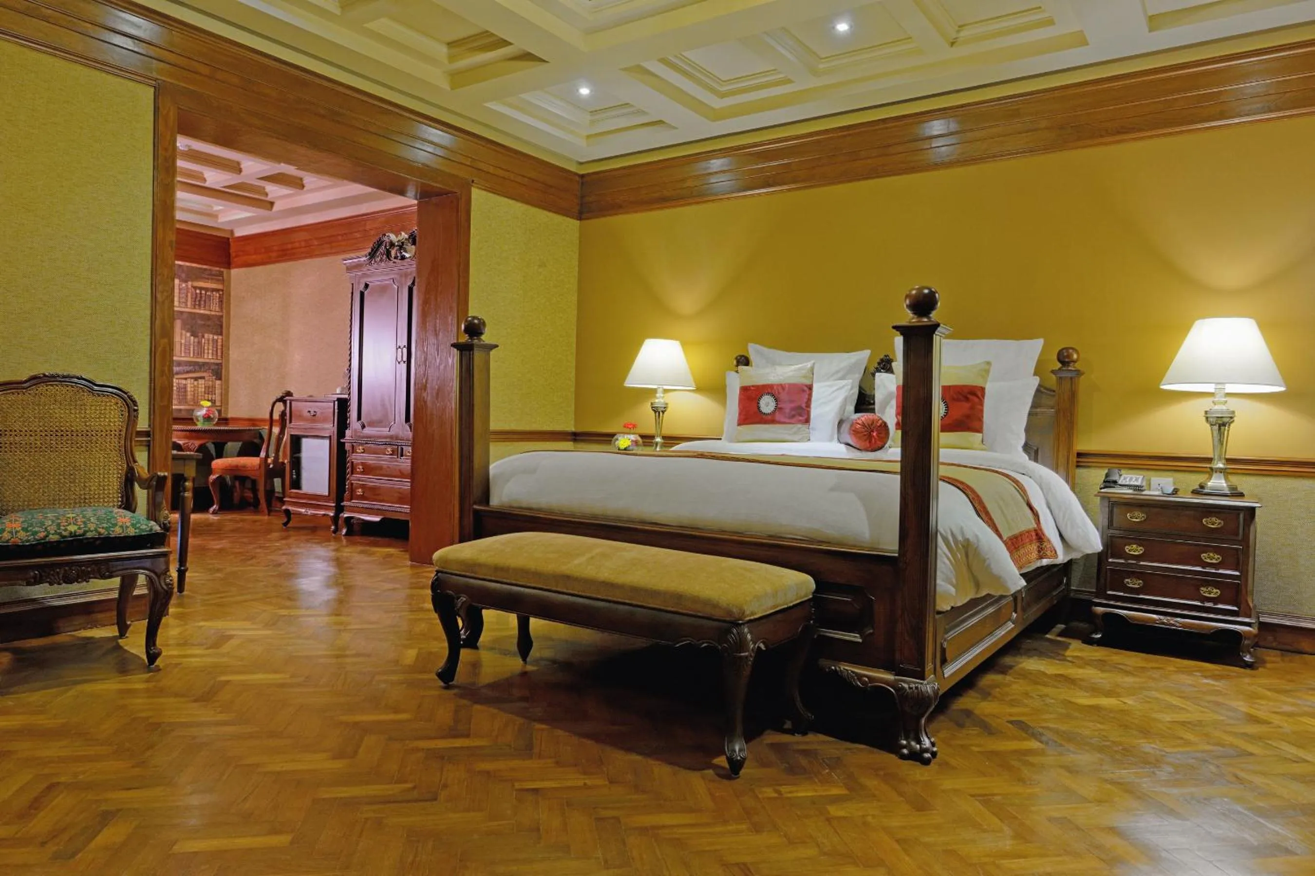 Bed in Faletti's Hotel Lahore