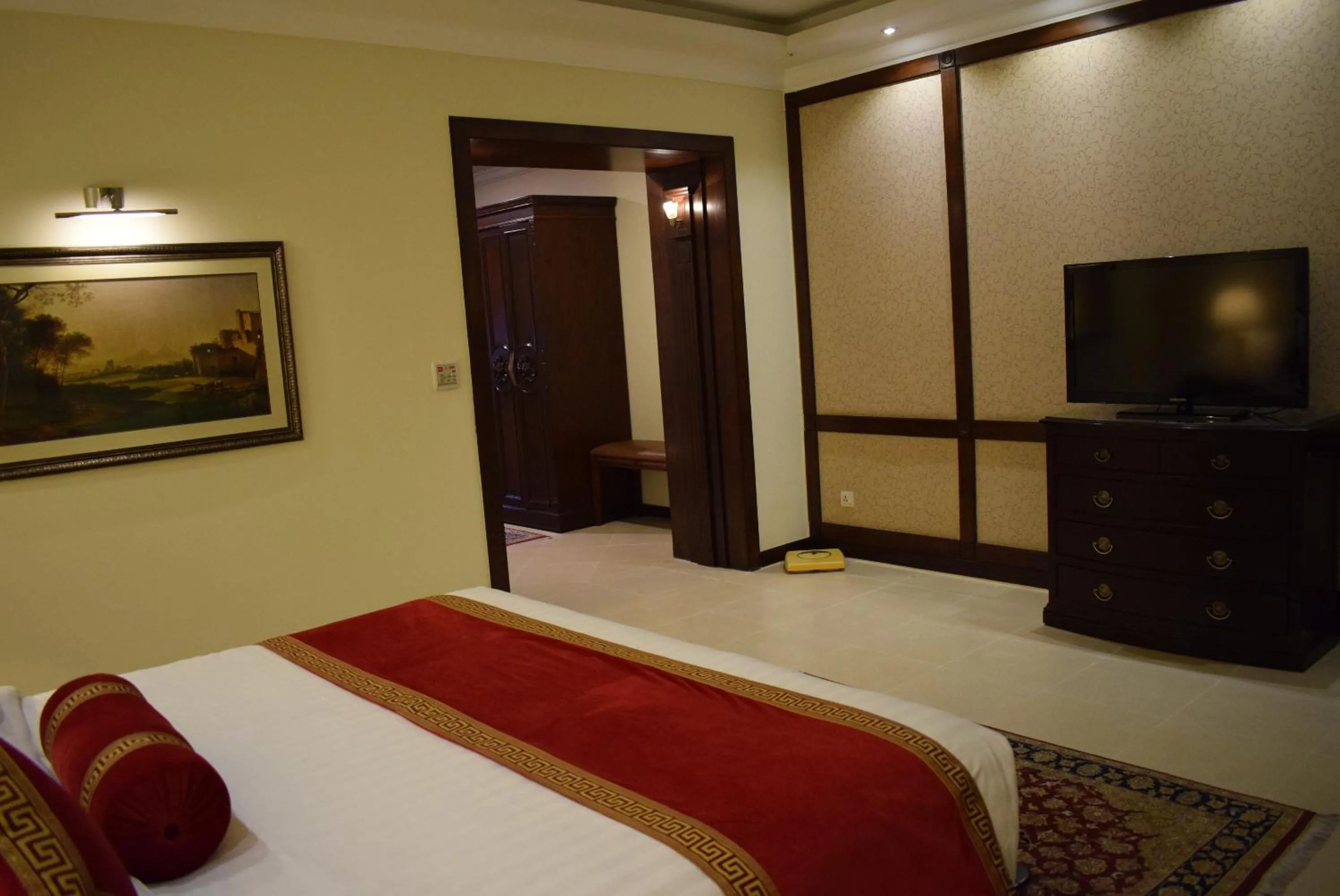 Bed in Faletti's Hotel Lahore