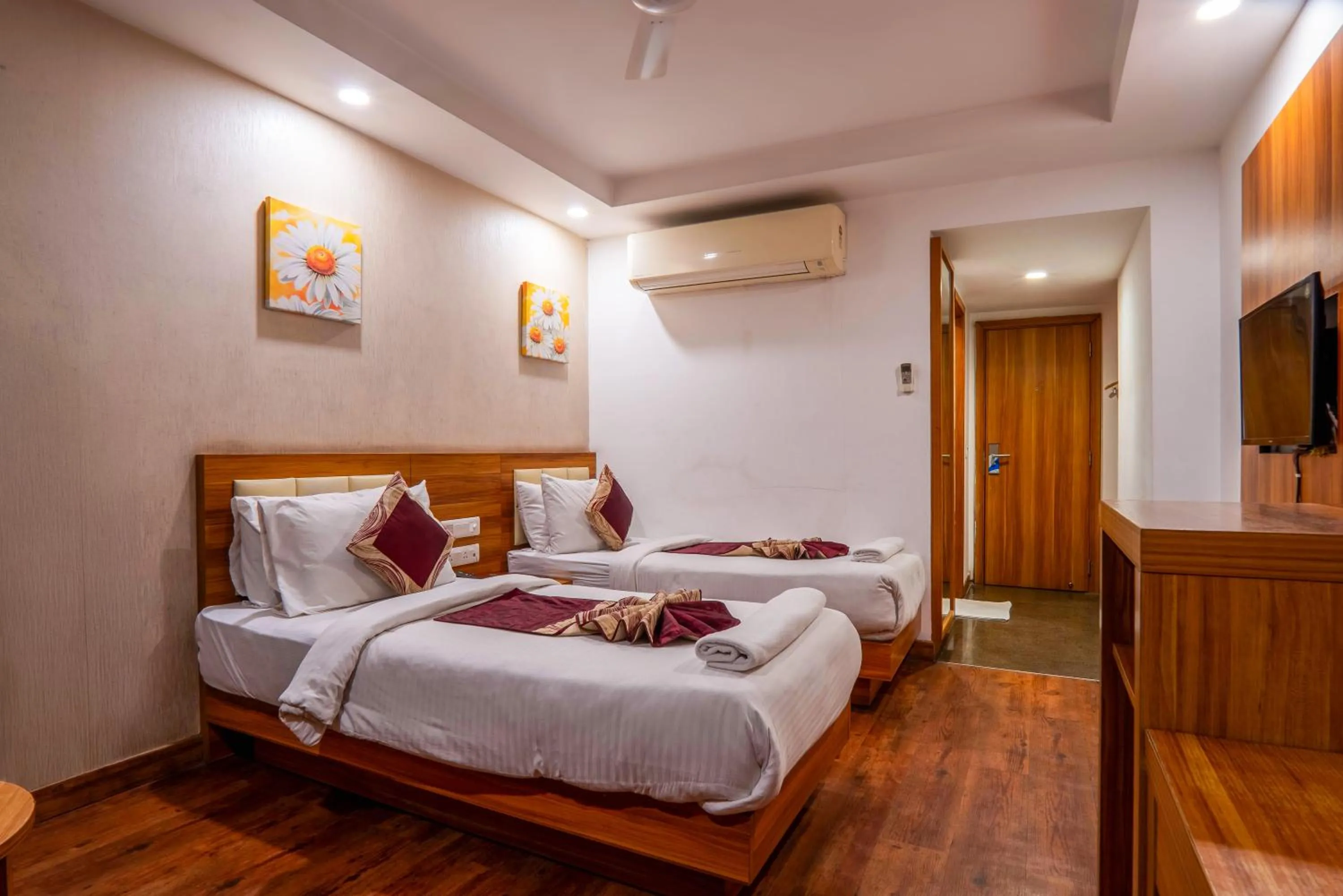 Bedroom, Bed in Le Roi Jammu - Near Jammu Railway Station