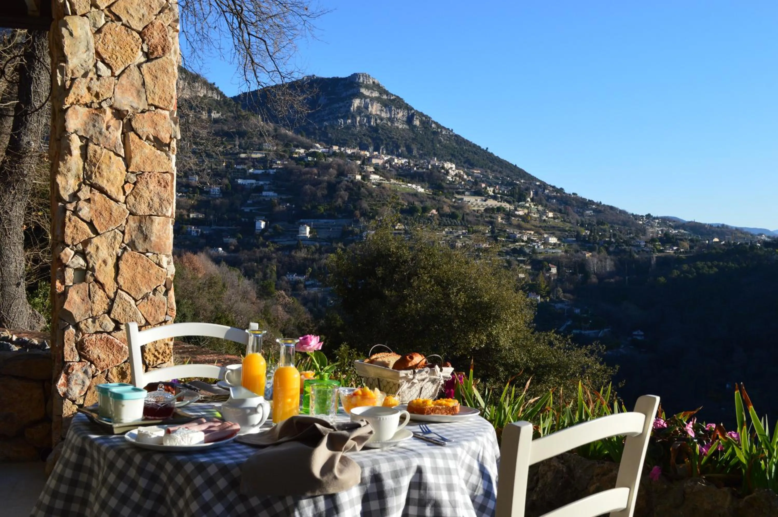Restaurant/places to eat in Au Pied des Baous