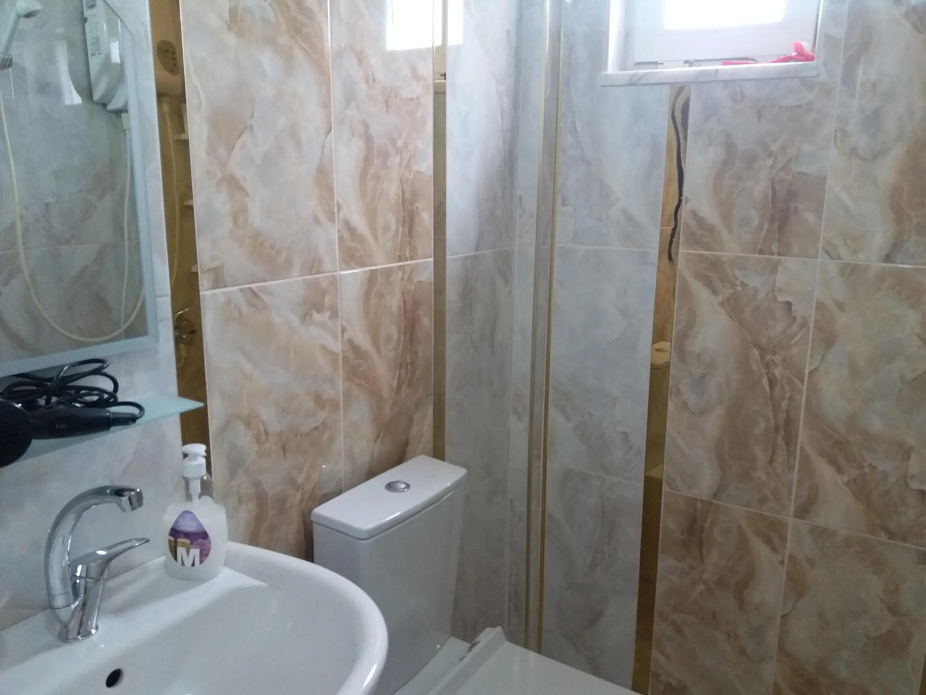 Shower in Sağlık Apart Pansiyon