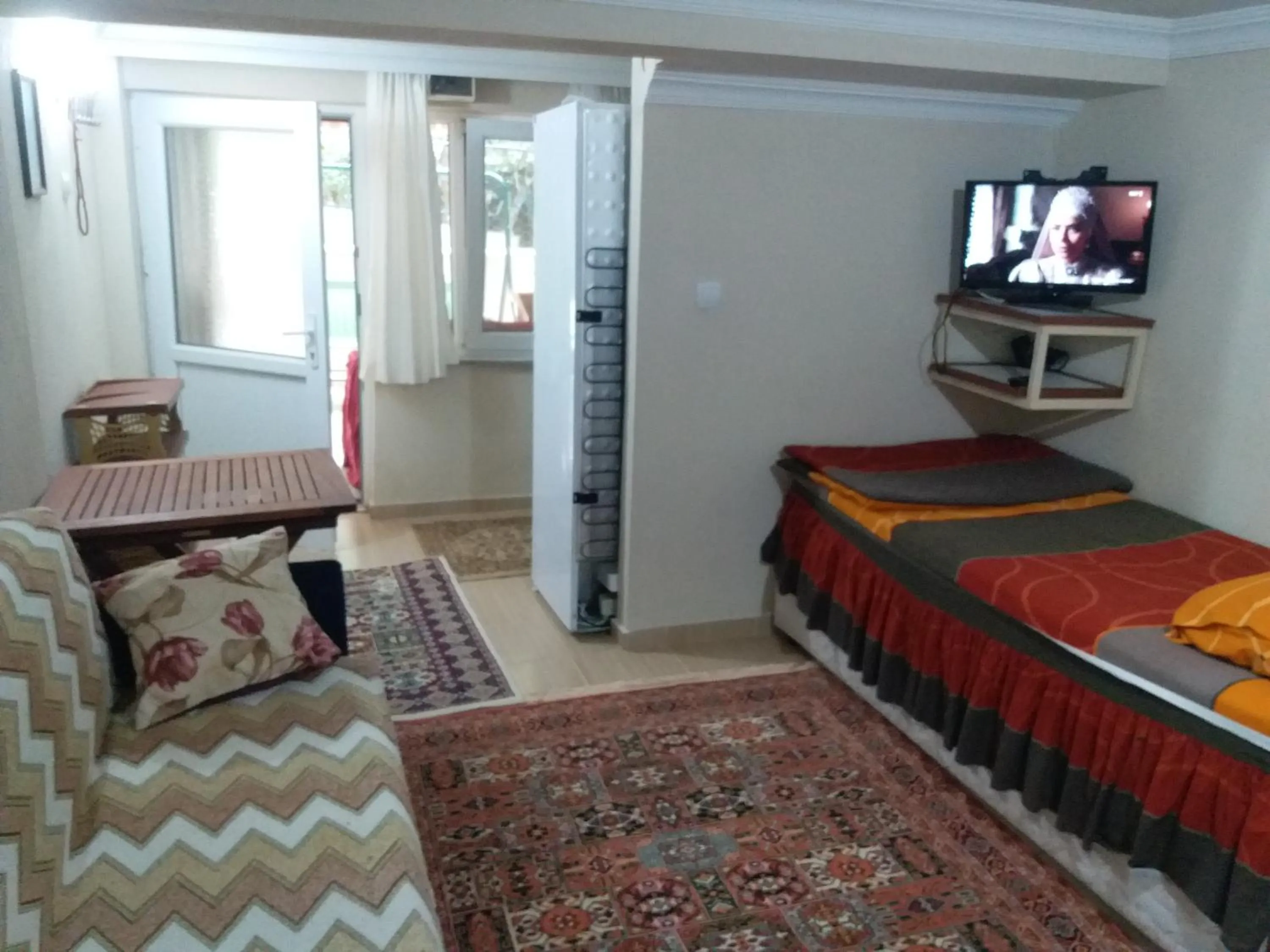 Living room, Bed in Sağlık Apart Pansiyon