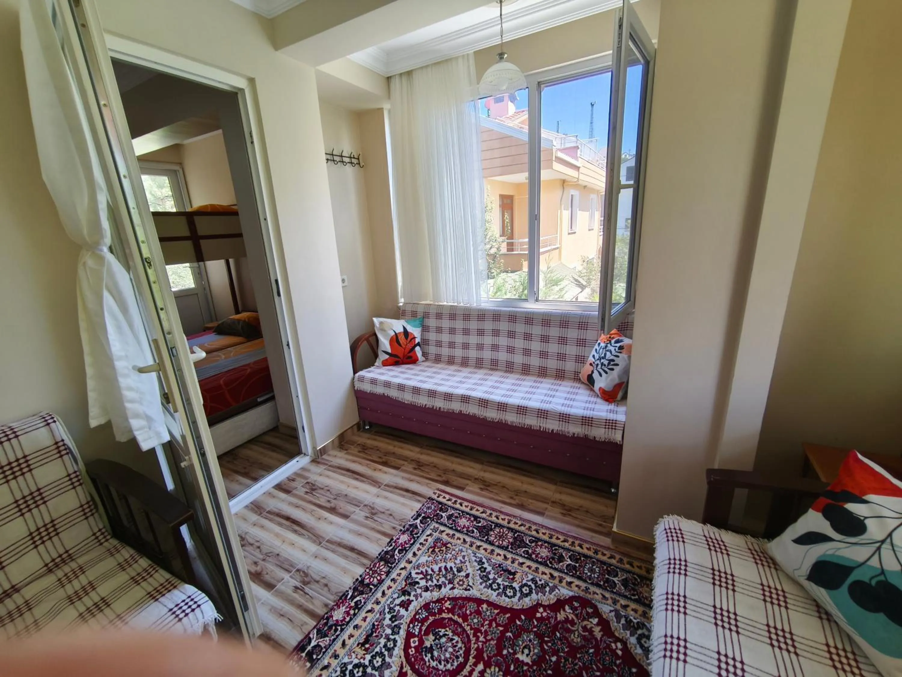 Living room, Bed in Sağlık Apart Pansiyon