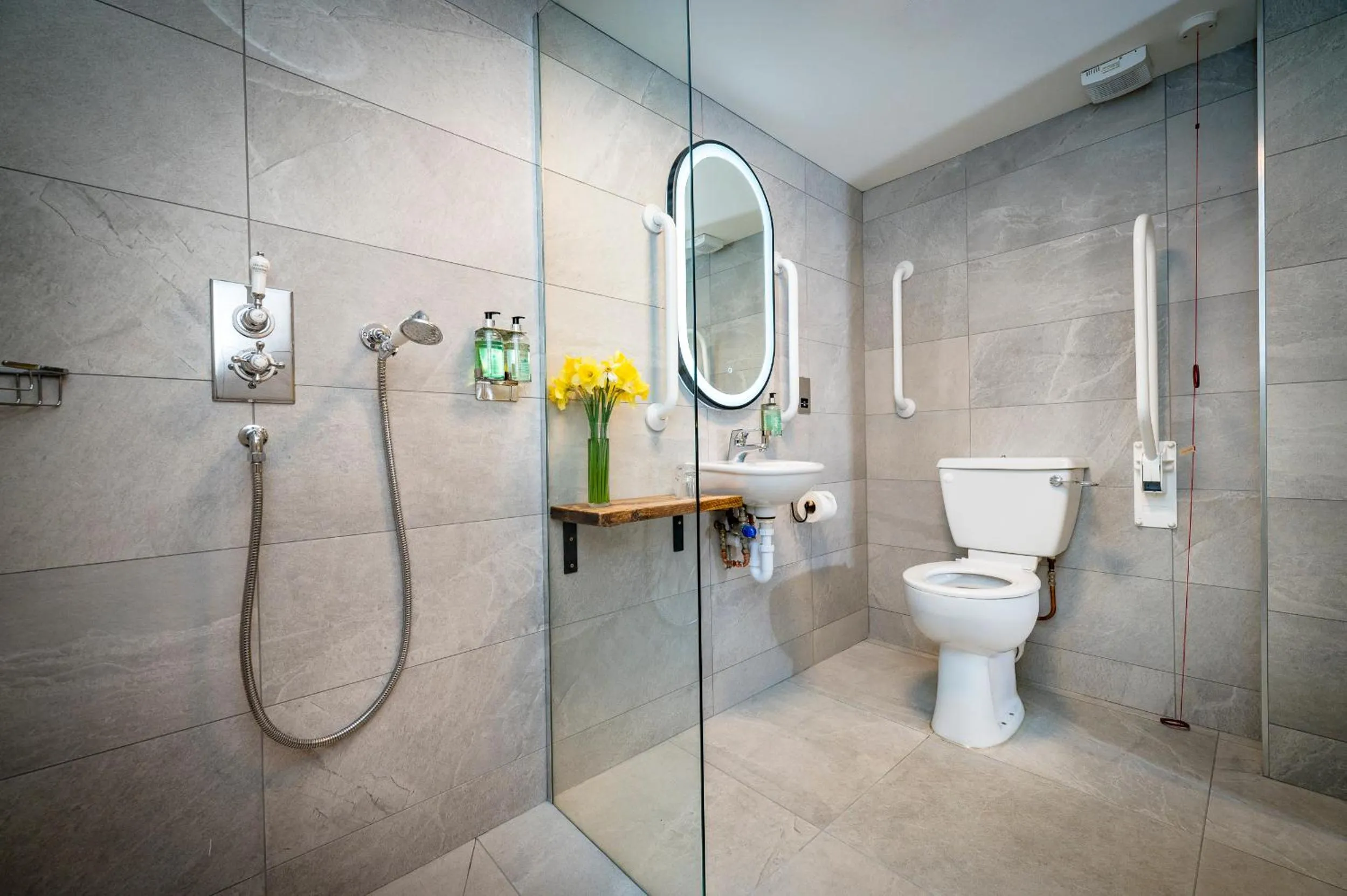 Shower in Loch Ness Inn