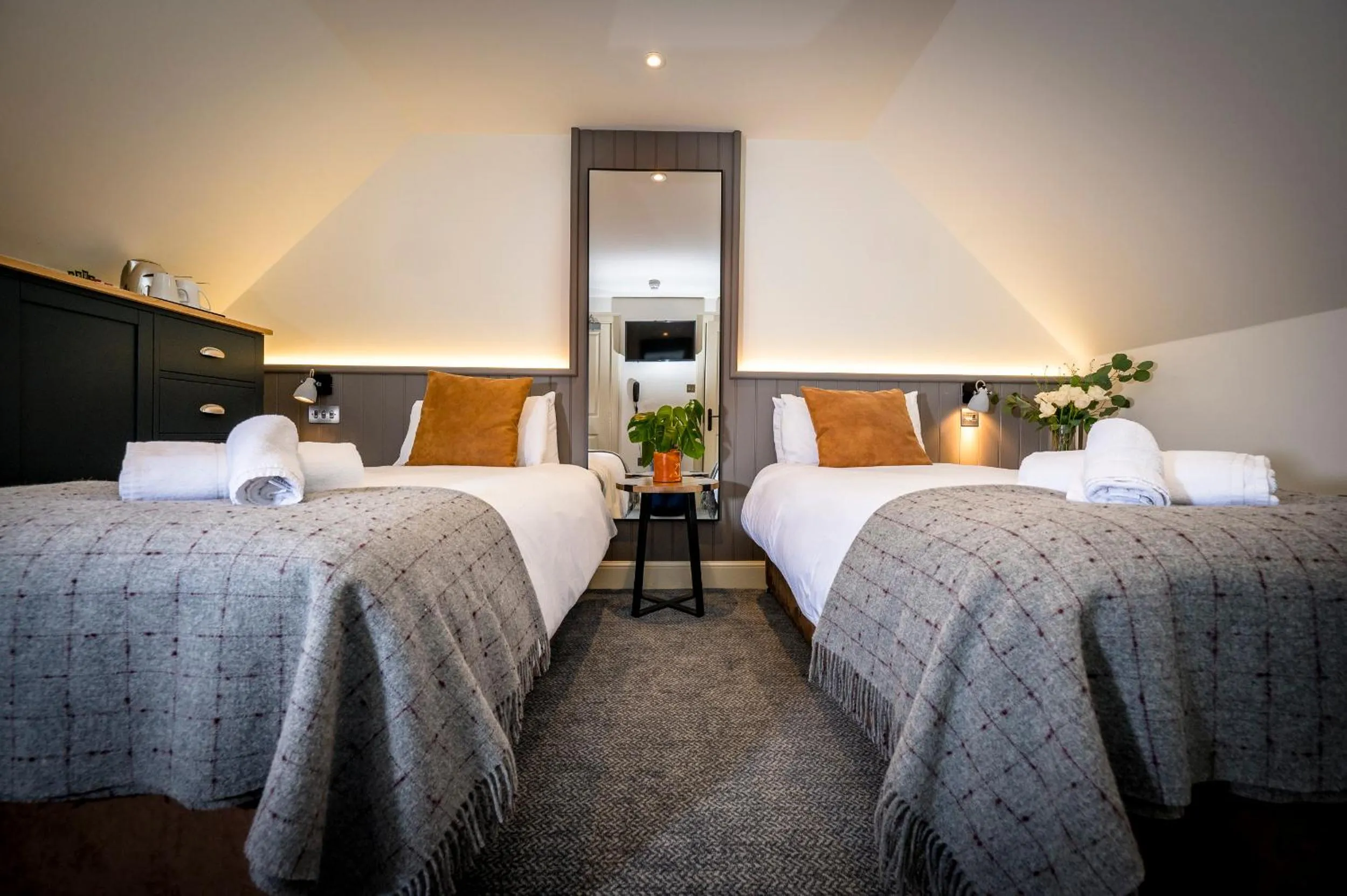 Bedroom, Bed in Loch Ness Inn