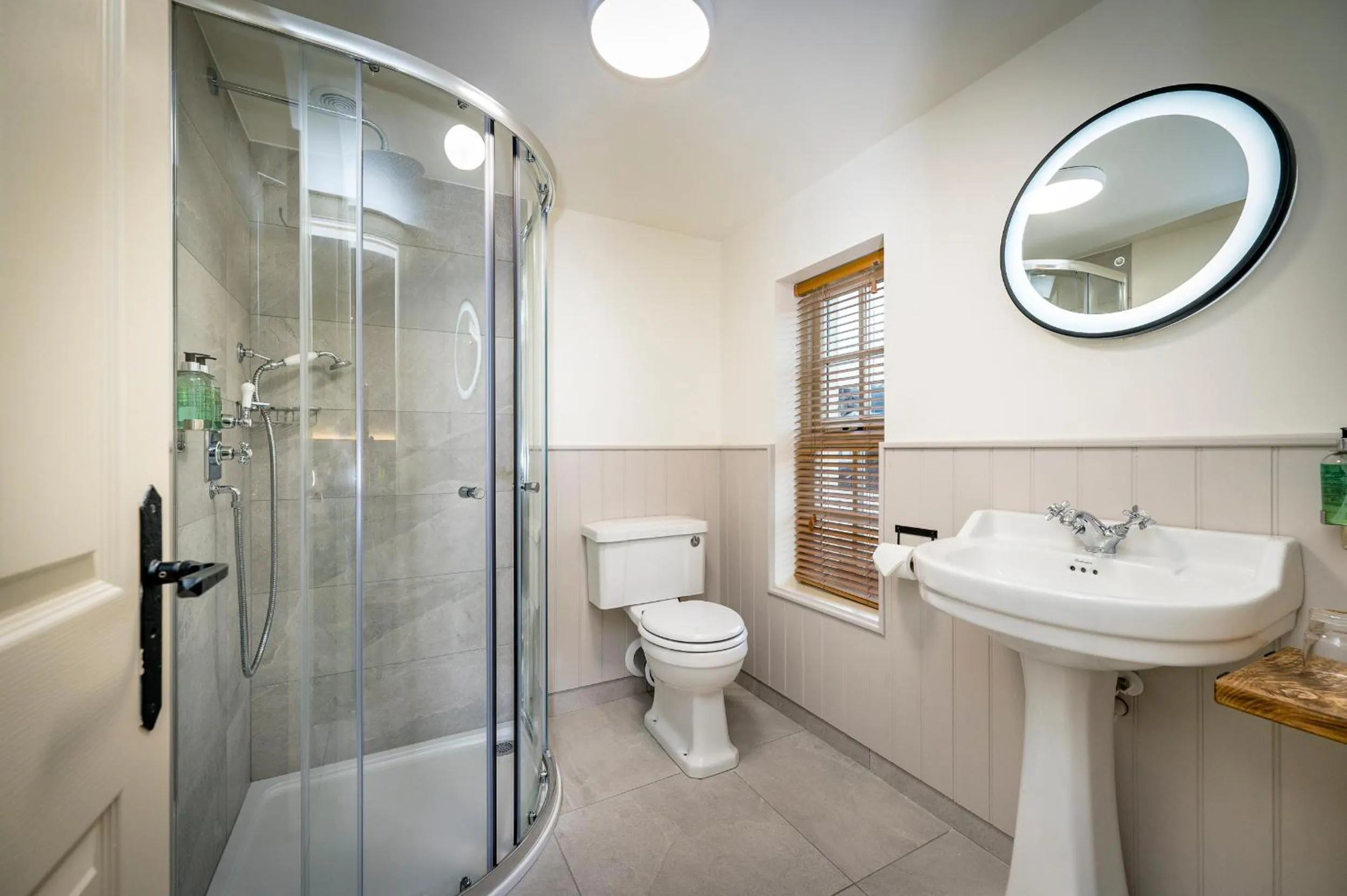 Shower in Loch Ness Inn