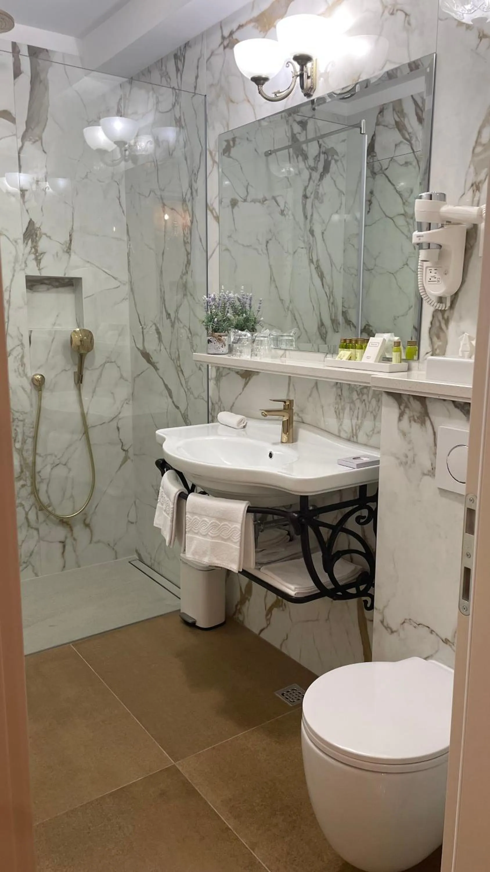 Bathroom in Priska Heritage Rooms