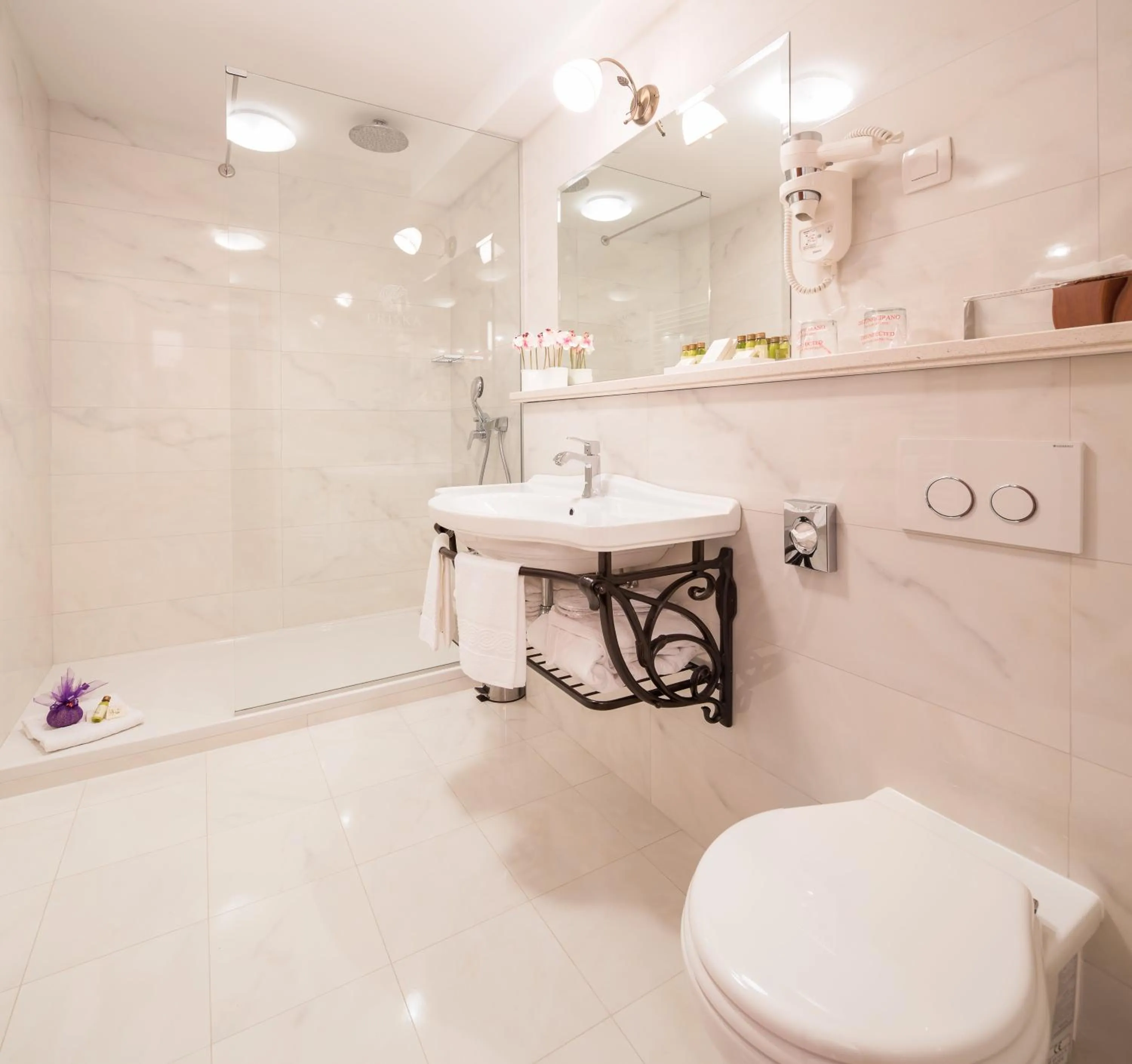 Bathroom in Priska Heritage Rooms