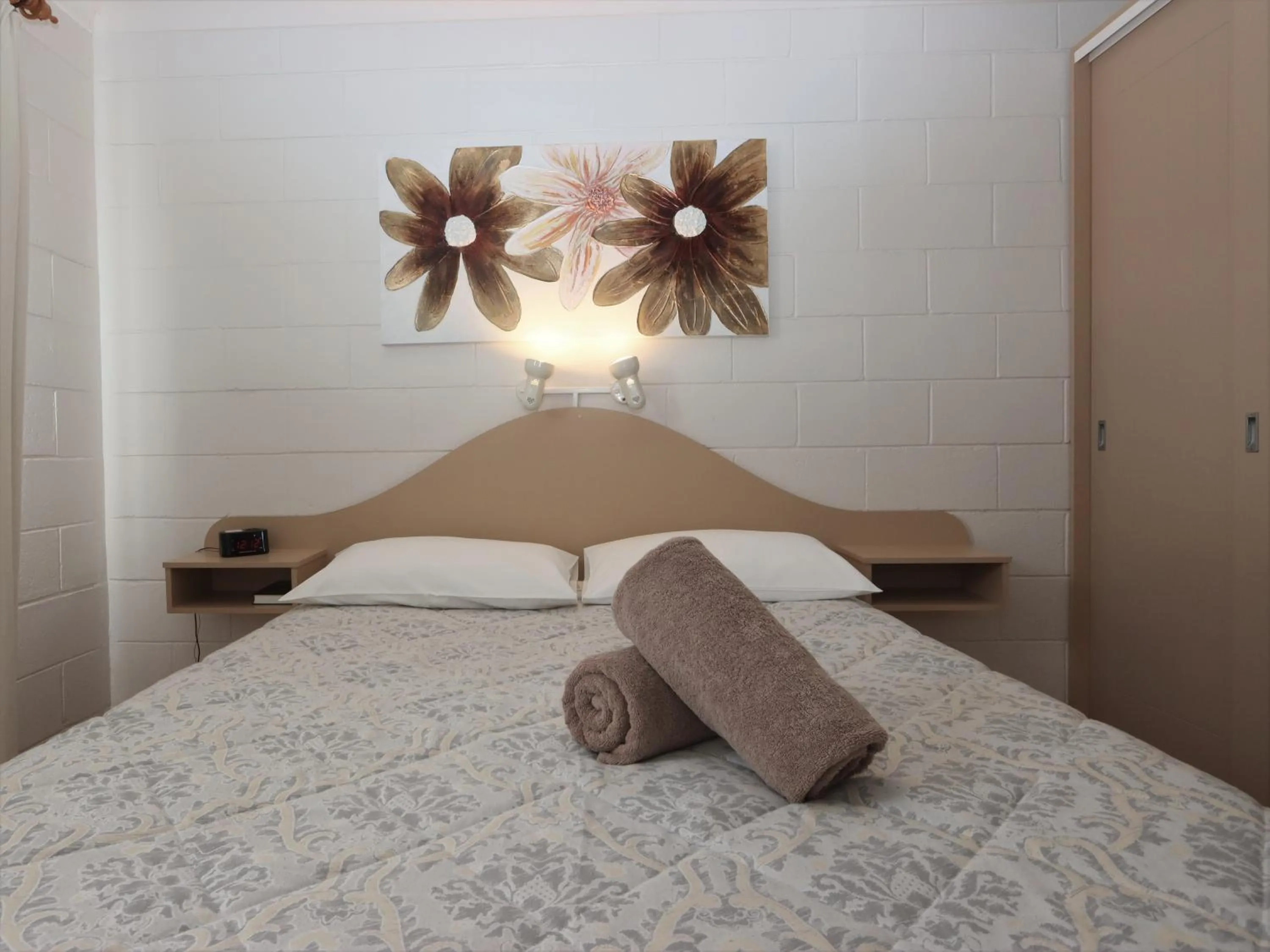 Bedroom, Bed in Lake Edge Apartments