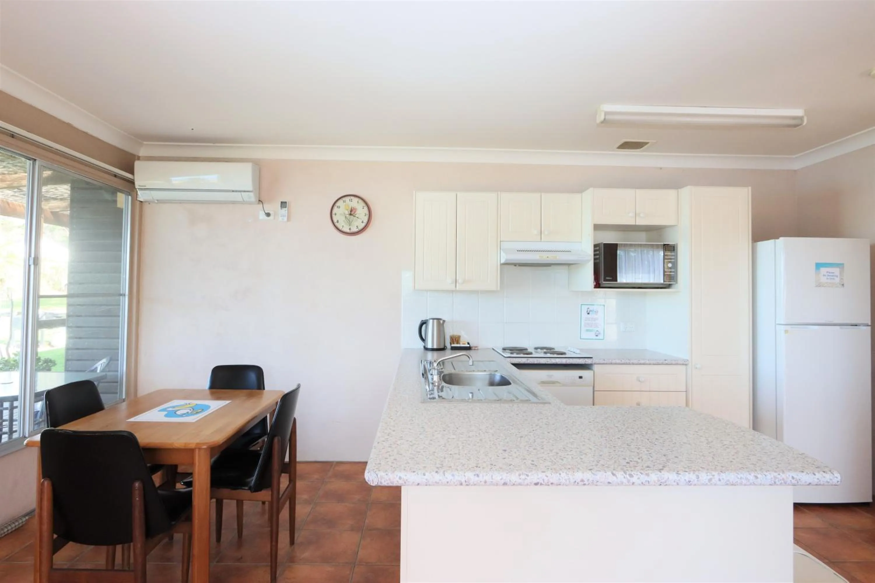 Kitchen or kitchenette in Lake Edge Apartments