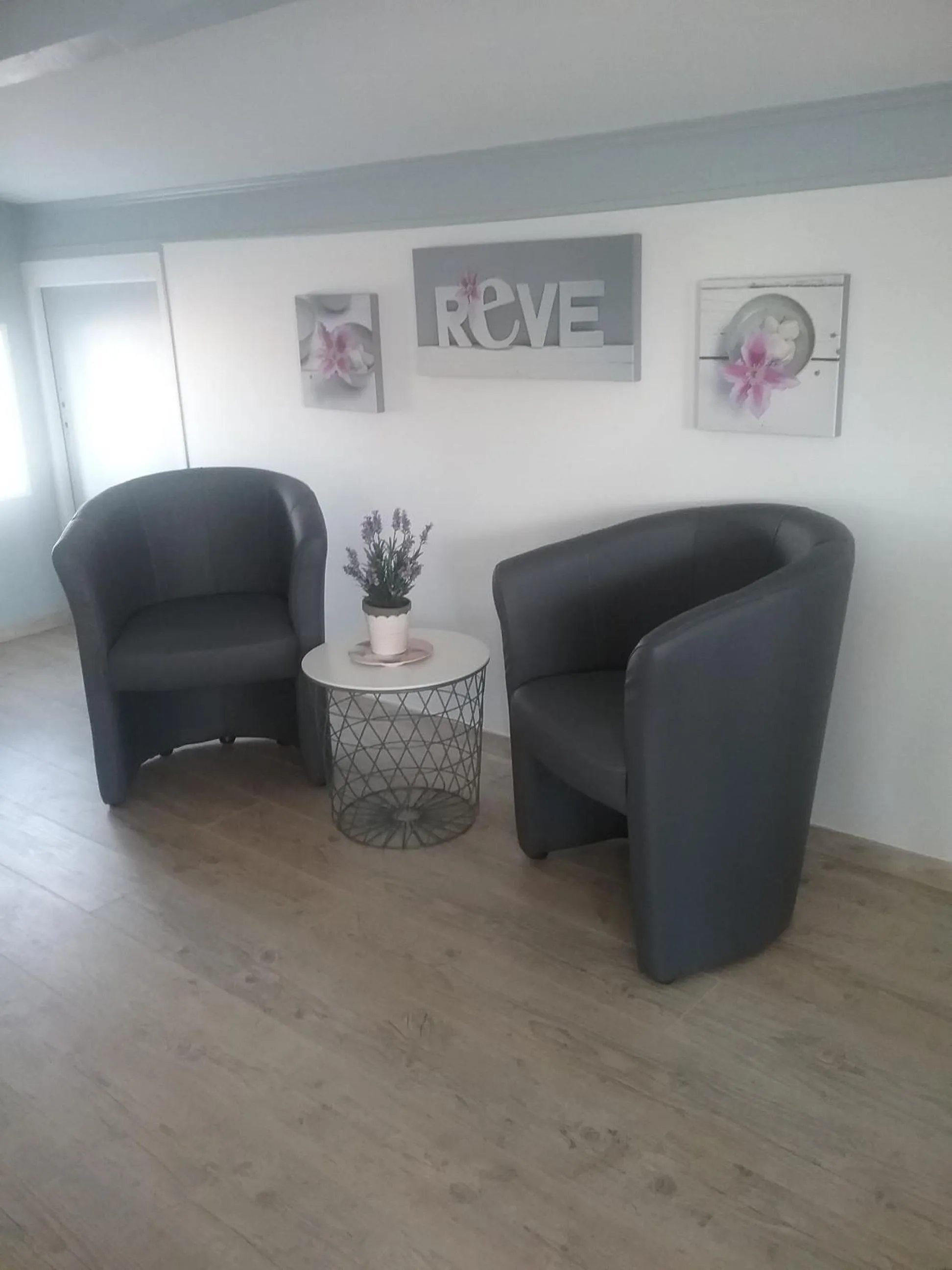 Decorative detail in Chevrefeuille et Eglantine